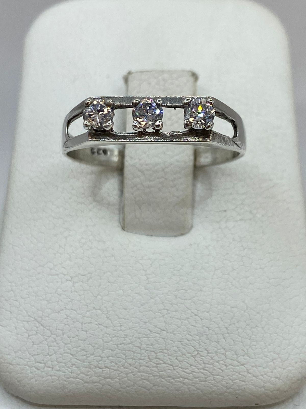 Anillo de Plata Ley 925 con Tres Zirconias Blancas