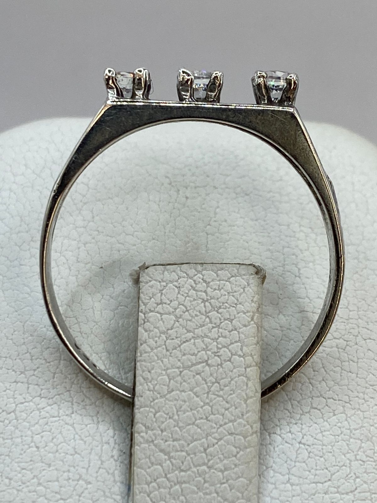 Anillo de Plata Ley 925 con Tres Zirconias Blancas