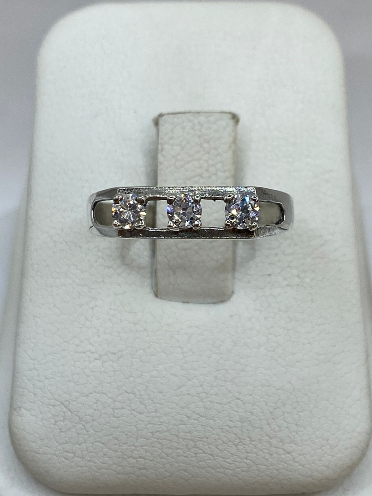 Anillo de Plata Ley 925 con Tres Zirconias Blancas