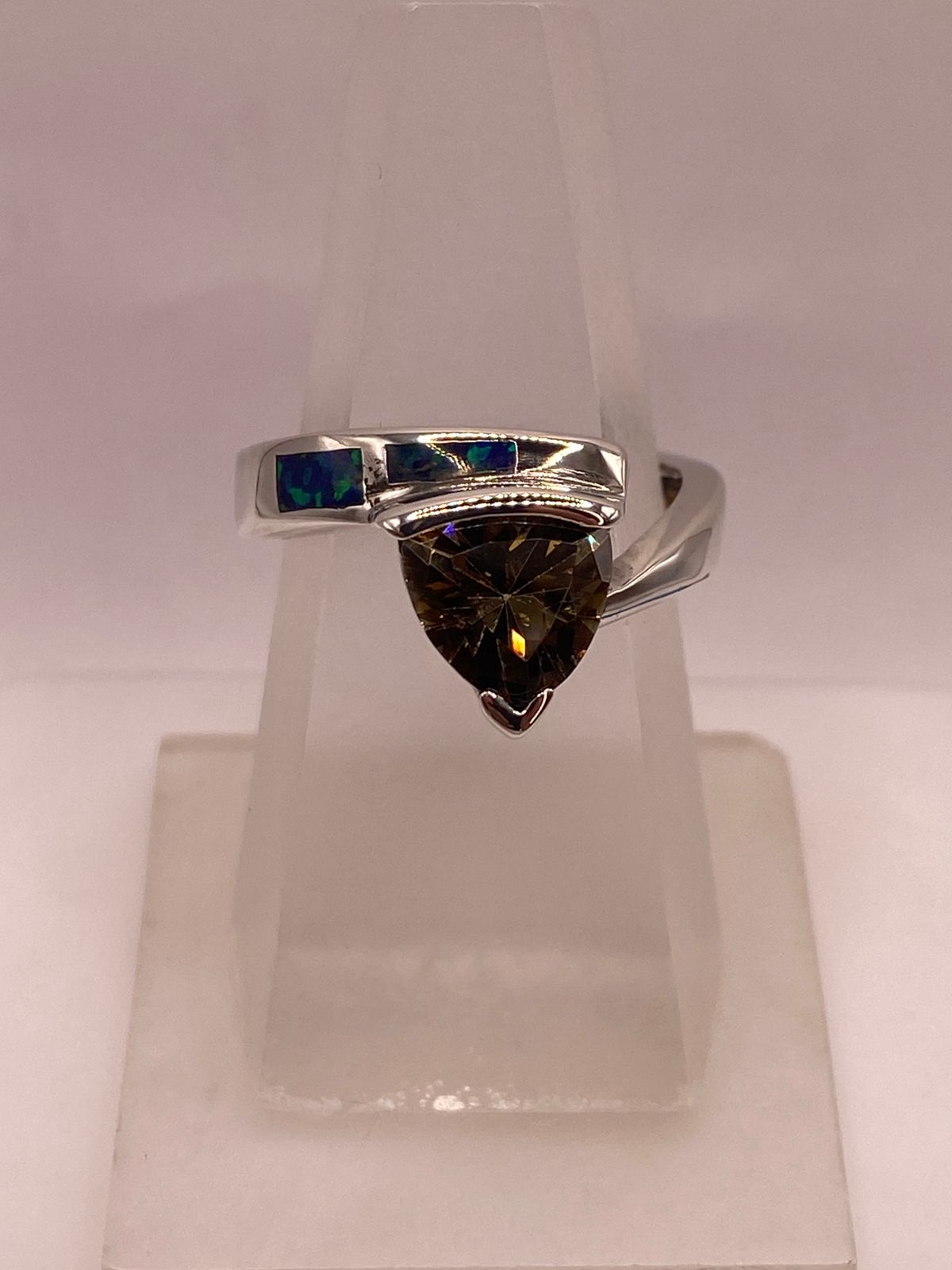 Anillo de Plata Ley 925 con Zirconia Ahumada, Ópalo de Fuego y Diseño Moderno