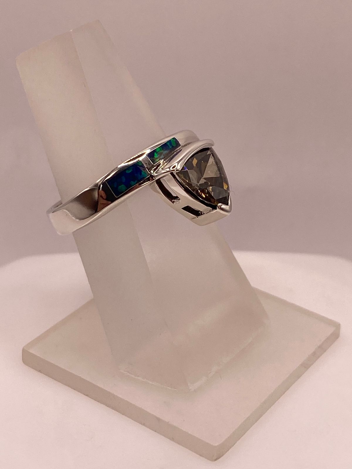 Anillo de Plata Ley 925 con Zirconia Ahumada, Ópalo de Fuego y Diseño Moderno