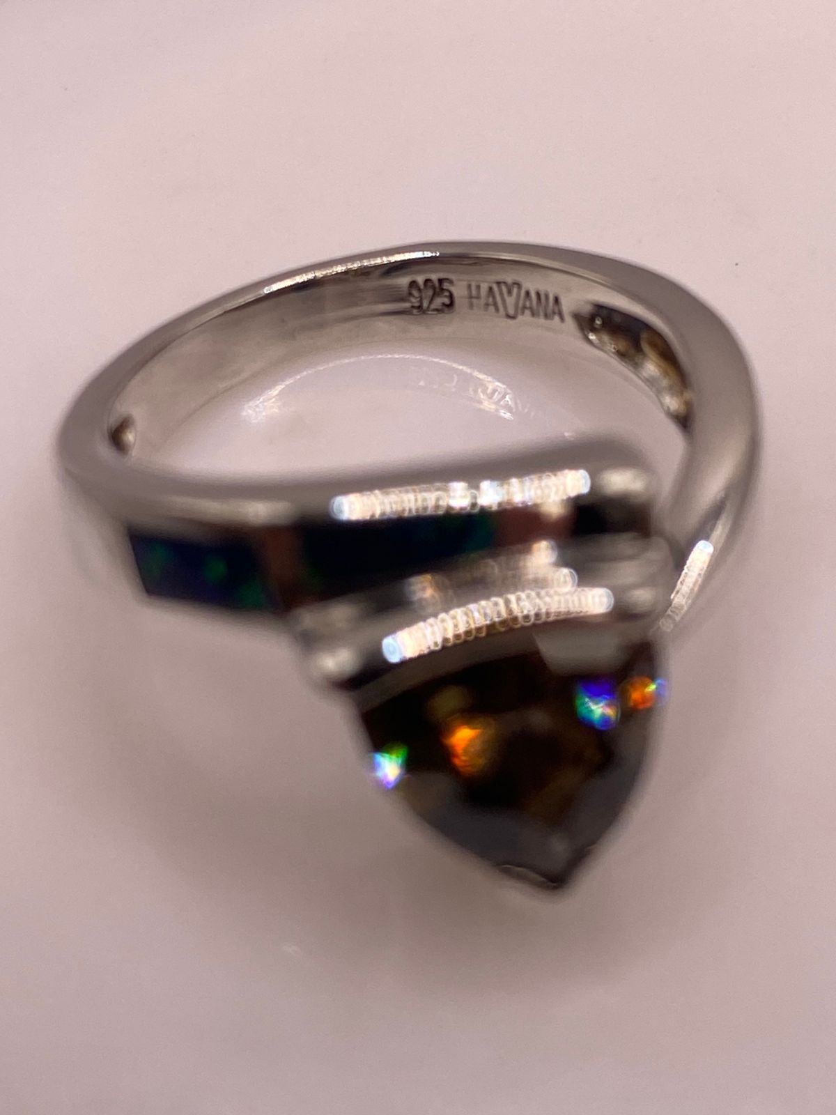 Anillo de Plata Ley 925 con Zirconia Ahumada, Ópalo de Fuego y Diseño Moderno
