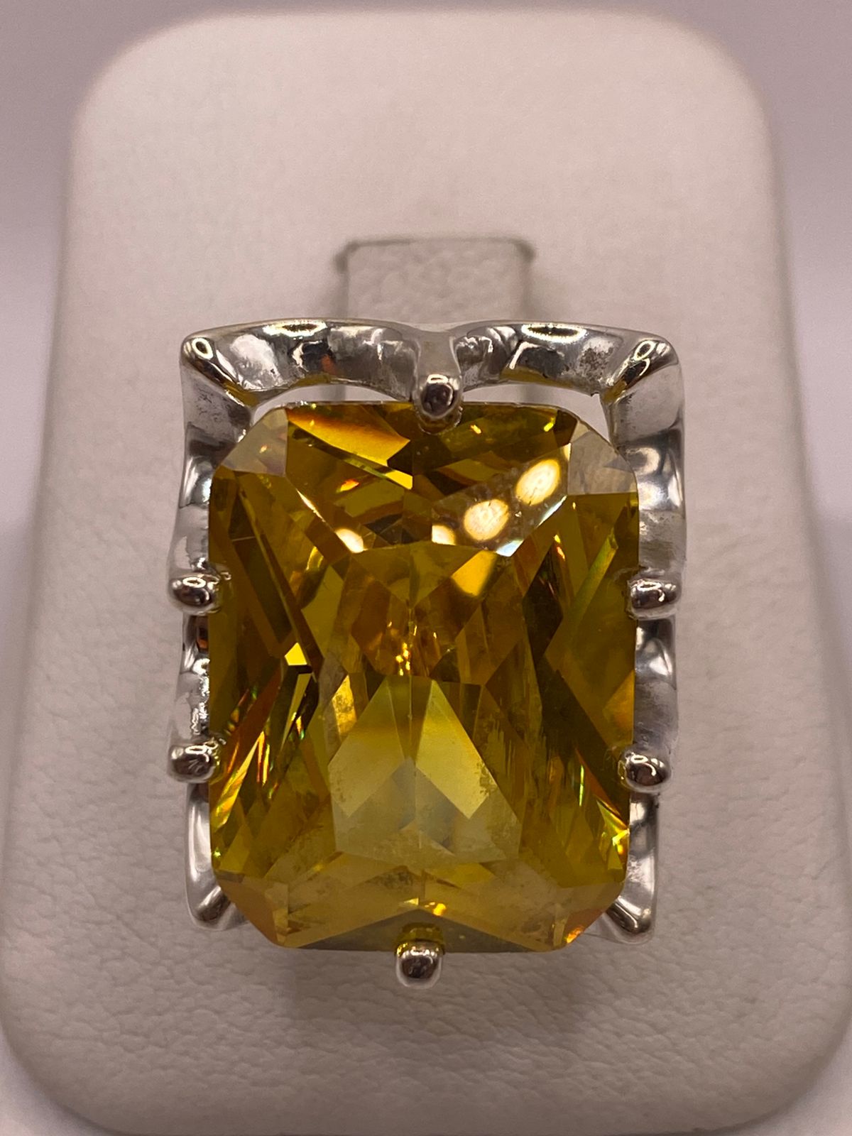 Anillo de Plata Ley 925 con Zirconia Amarilla Corte Radiante Diseño Elegante