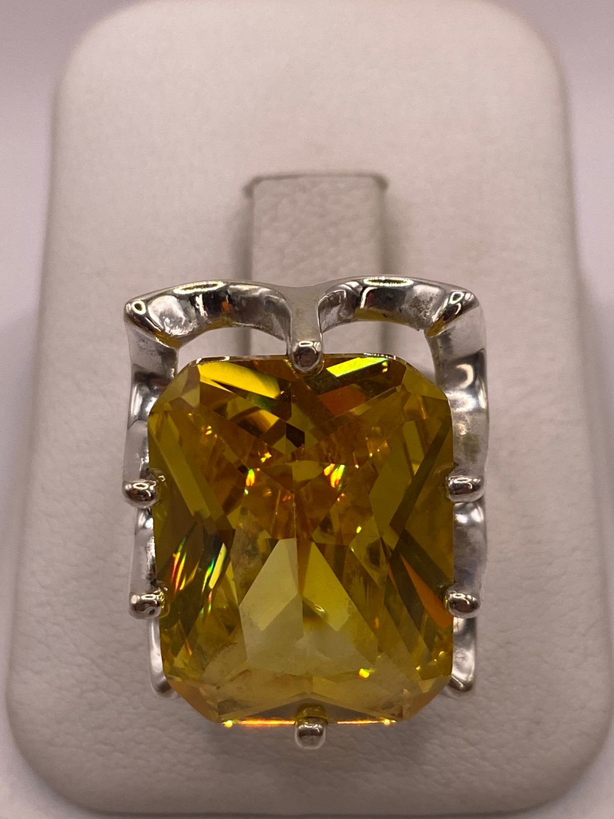 Anillo de Plata Ley 925 con Zirconia Amarilla Corte Radiante Diseño Elegante