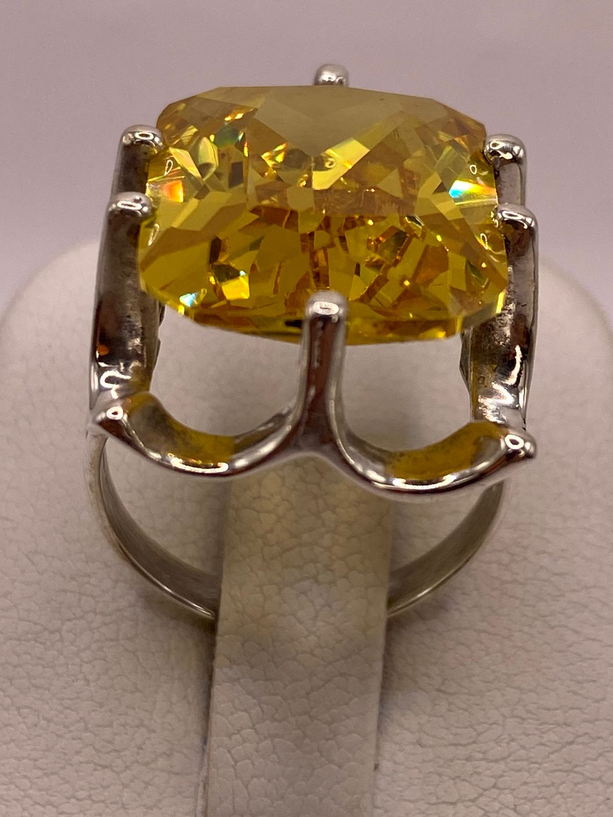 Anillo de Plata Ley 925 con Zirconia Amarilla Corte Radiante Diseño Elegante