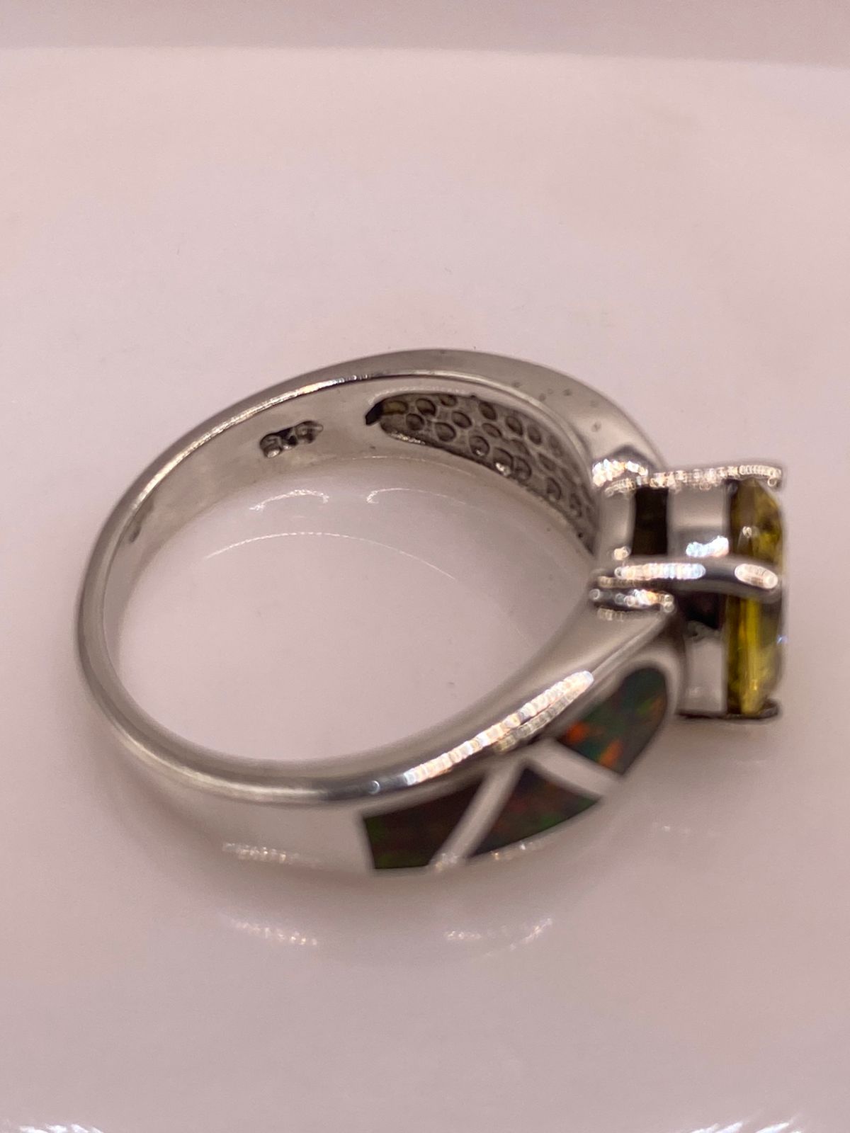 Anillo de Plata Ley 925 con Zirconia Amarilla y Ópalo de Fueg
