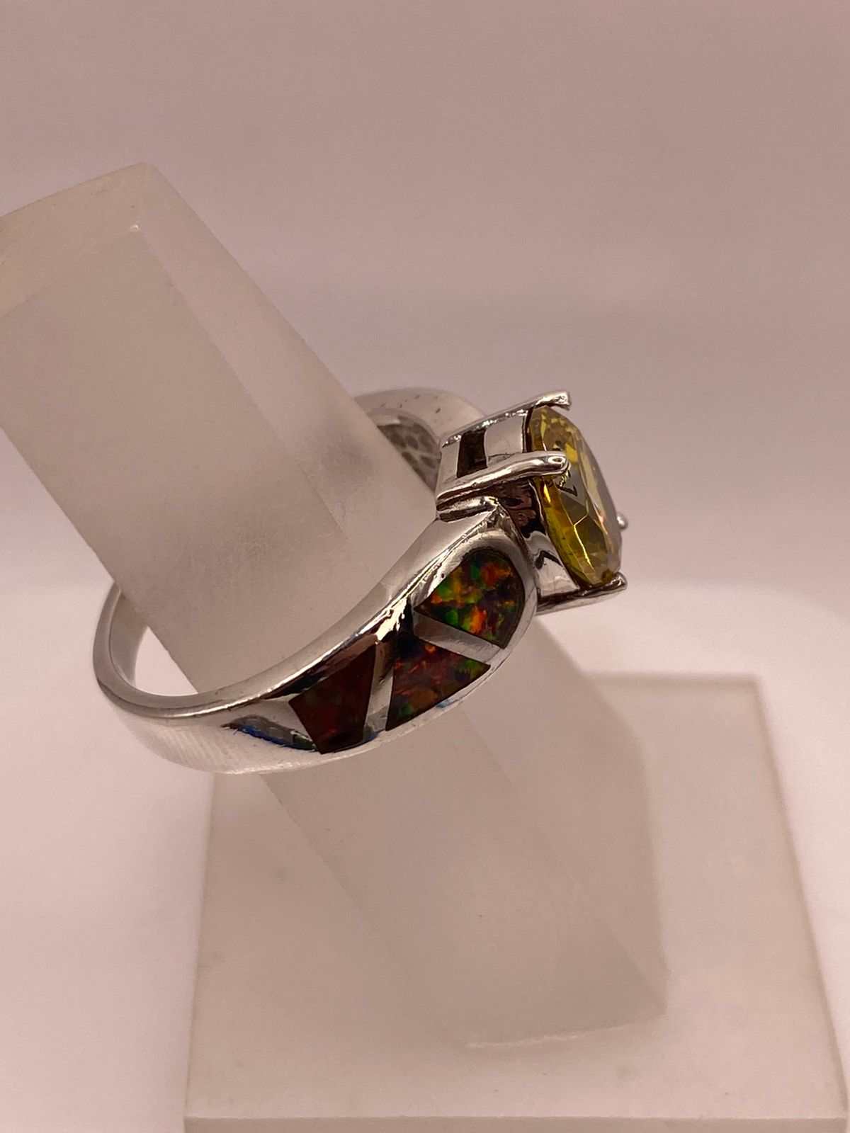 Anillo de Plata Ley 925 con Zirconia Amarilla y Ópalo de Fueg