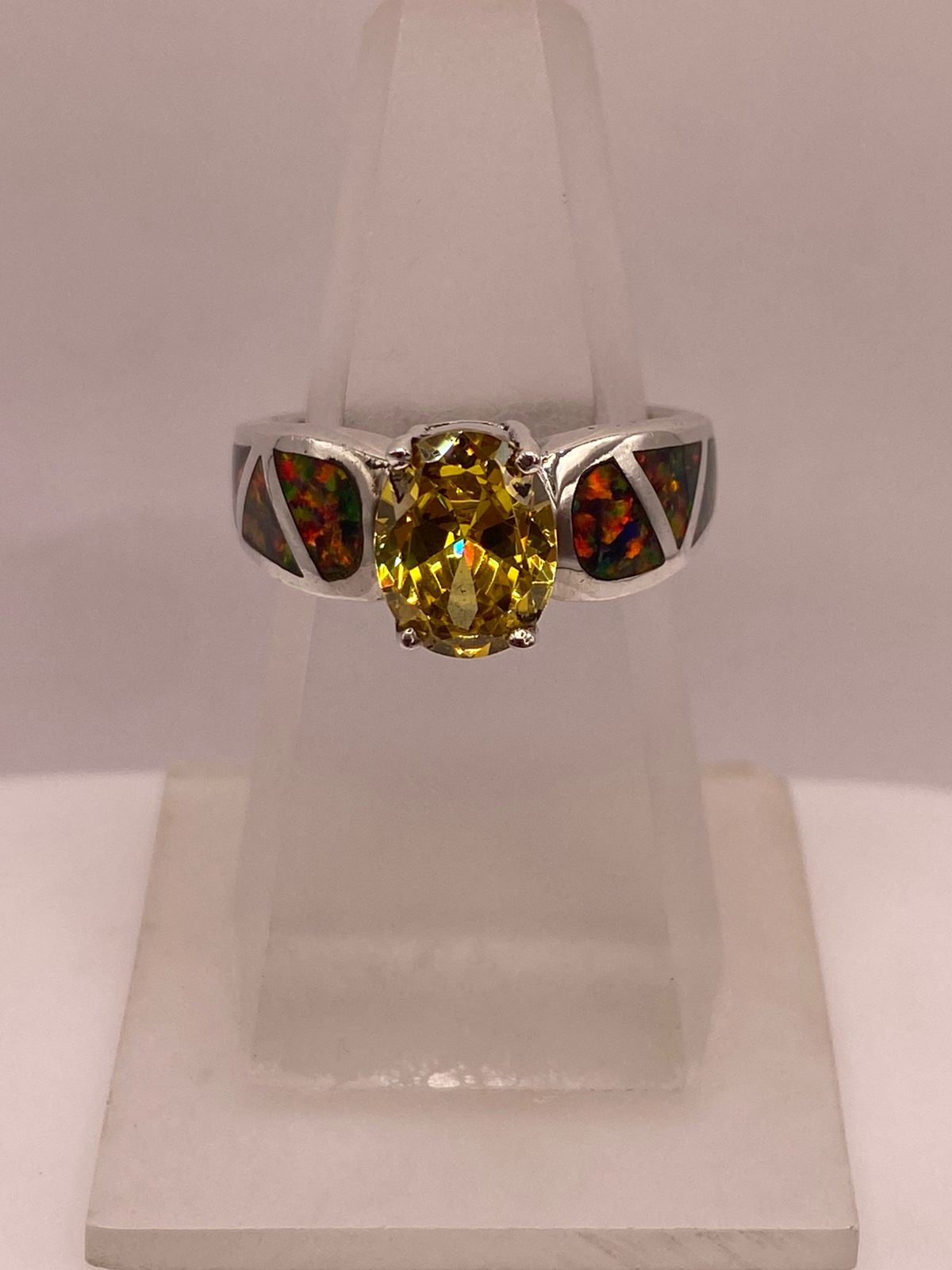 Anillo de Plata Ley 925 con Zirconia Amarilla y Ópalo de Fueg