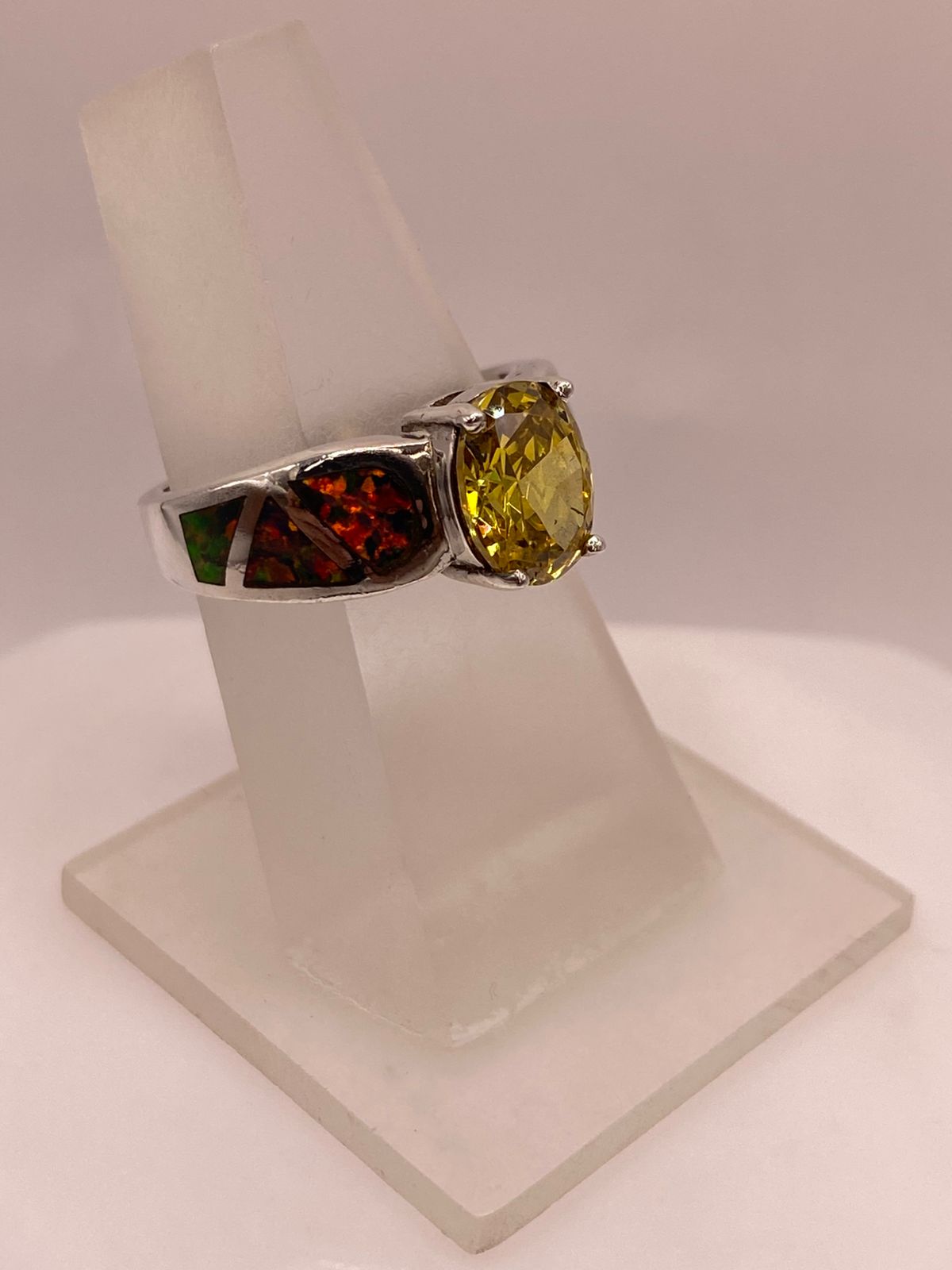 Anillo de Plata Ley 925 con Zirconia Amarilla y Ópalo de Fueg
