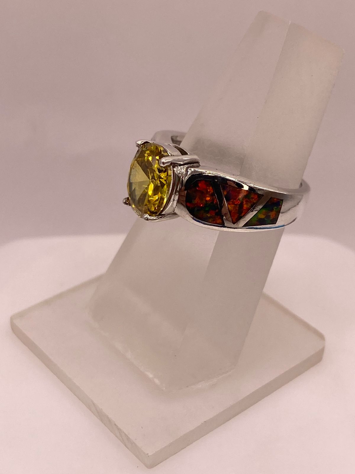 Anillo de Plata Ley 925 con Zirconia Amarilla y Ópalo de Fueg