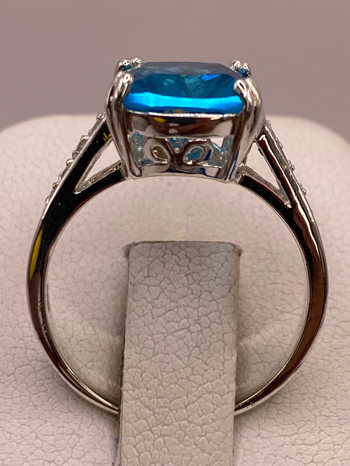 Anillo de Plata Ley 925 con Zirconia Azul Corte Cojín Diseño Clásico Elegante