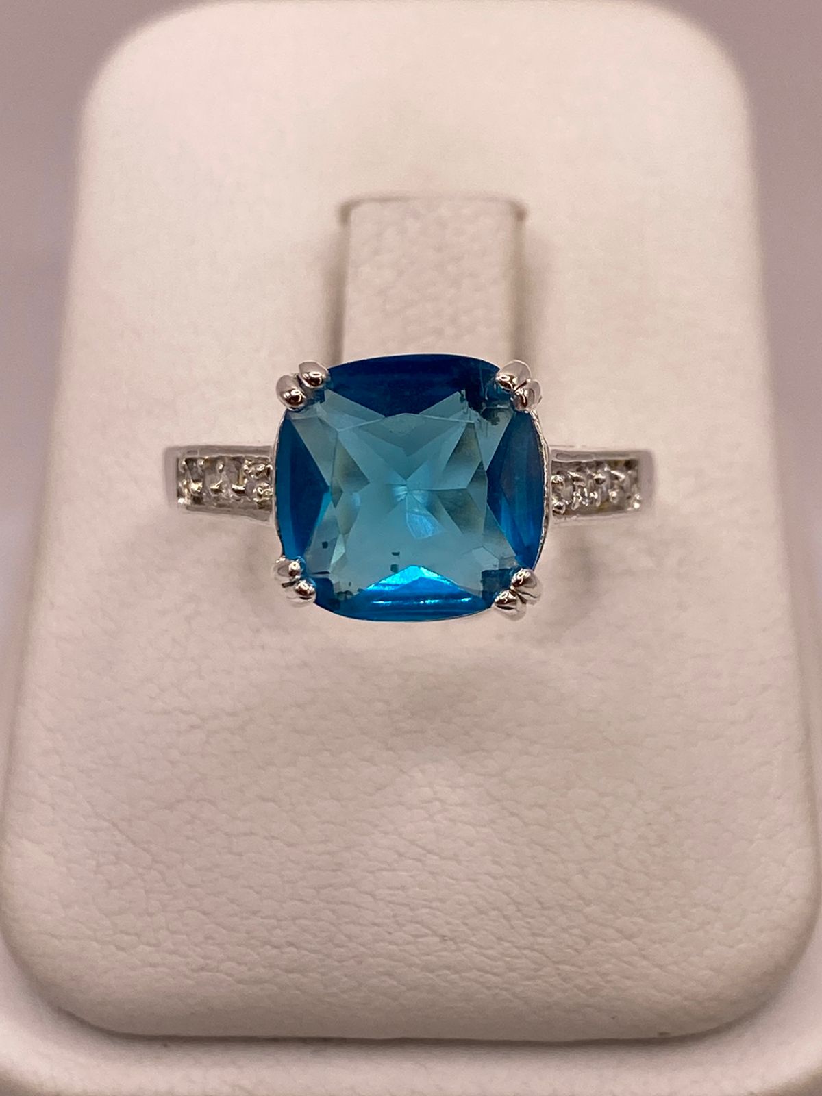 Anillo de Plata Ley 925 con Zirconia Azul Corte Cojín Diseño Clásico Elegante