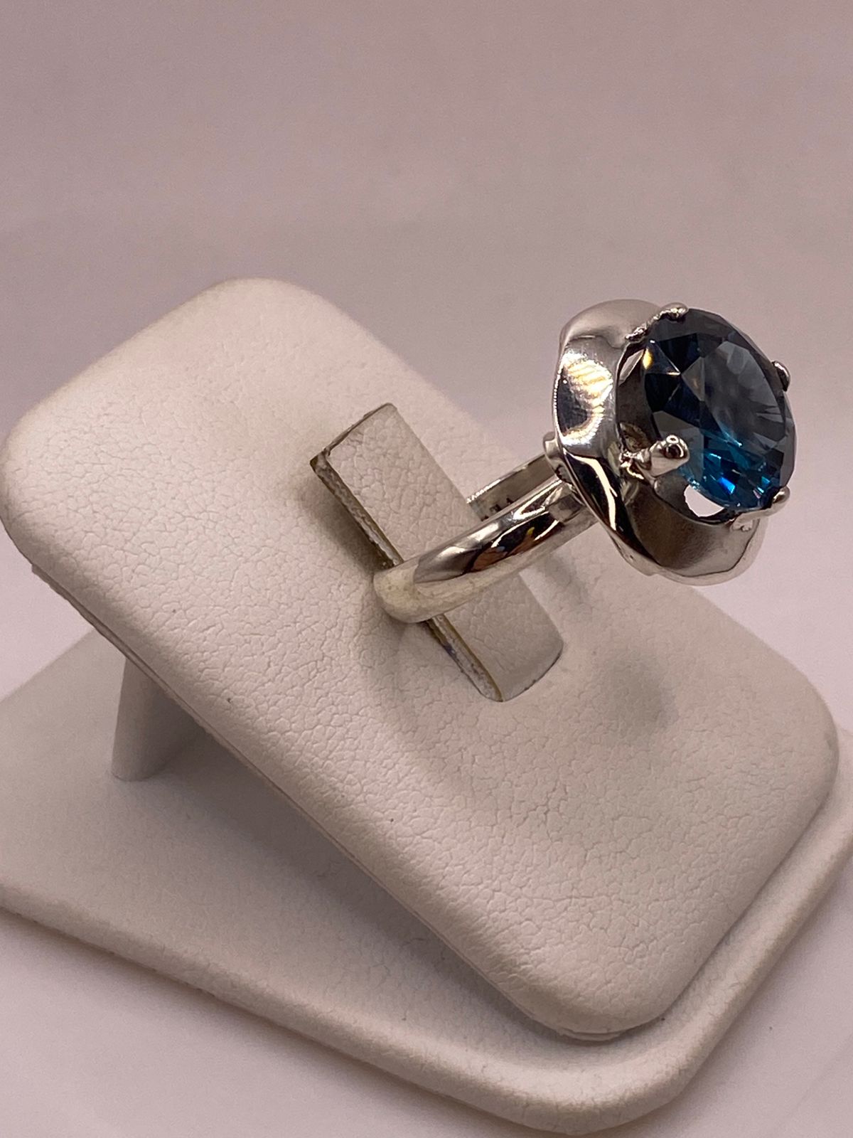 Anillo de Plata Ley 925 con Zirconia Azul Zafiro