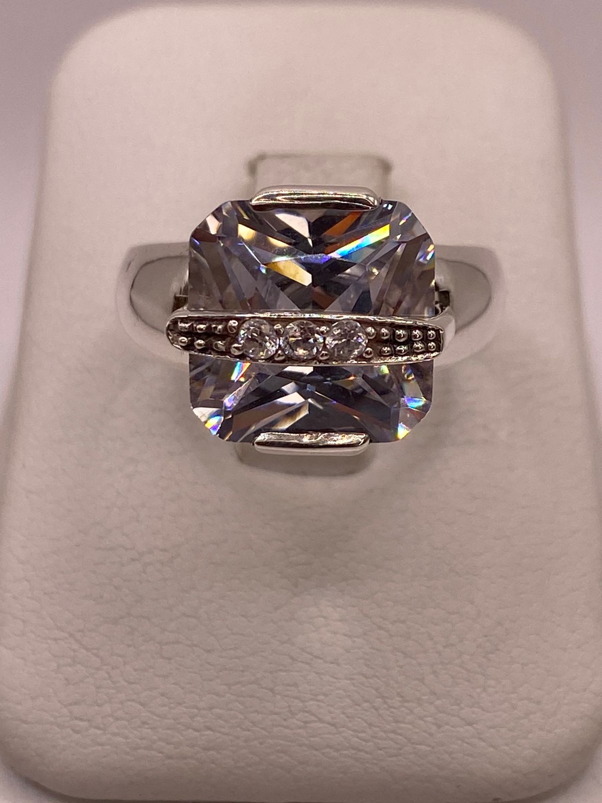 Anillo de Plata Ley 925 con Zirconia Blanca