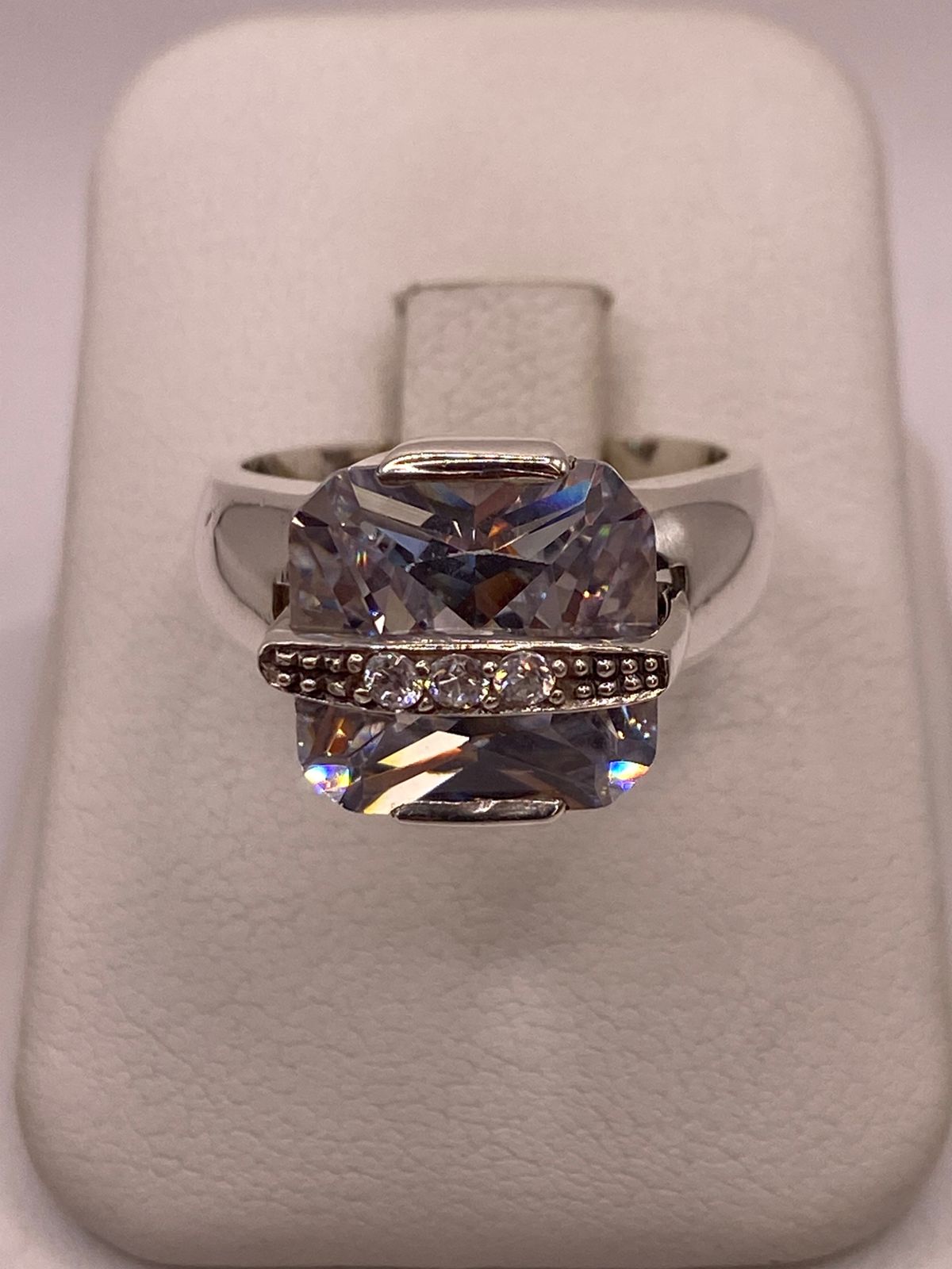 Anillo de Plata Ley 925 con Zirconia Blanca