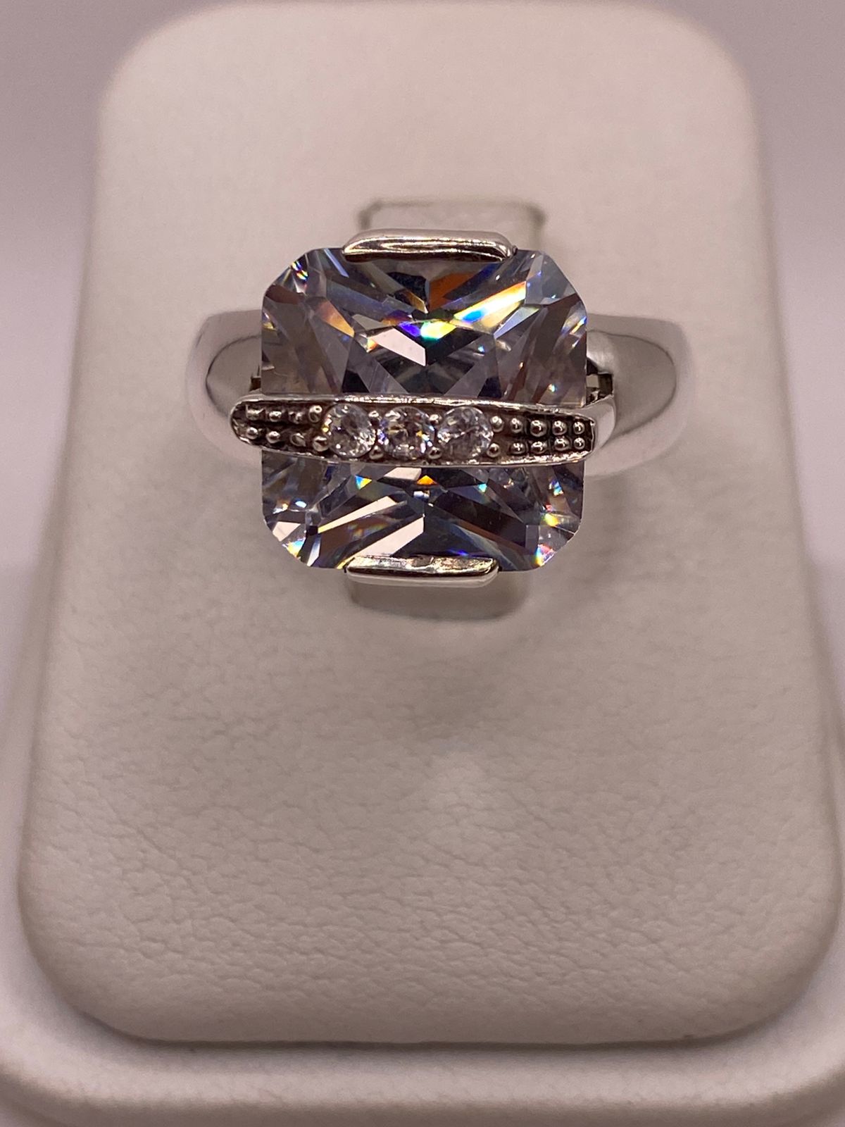 Anillo de Plata Ley 925 con Zirconia Blanca