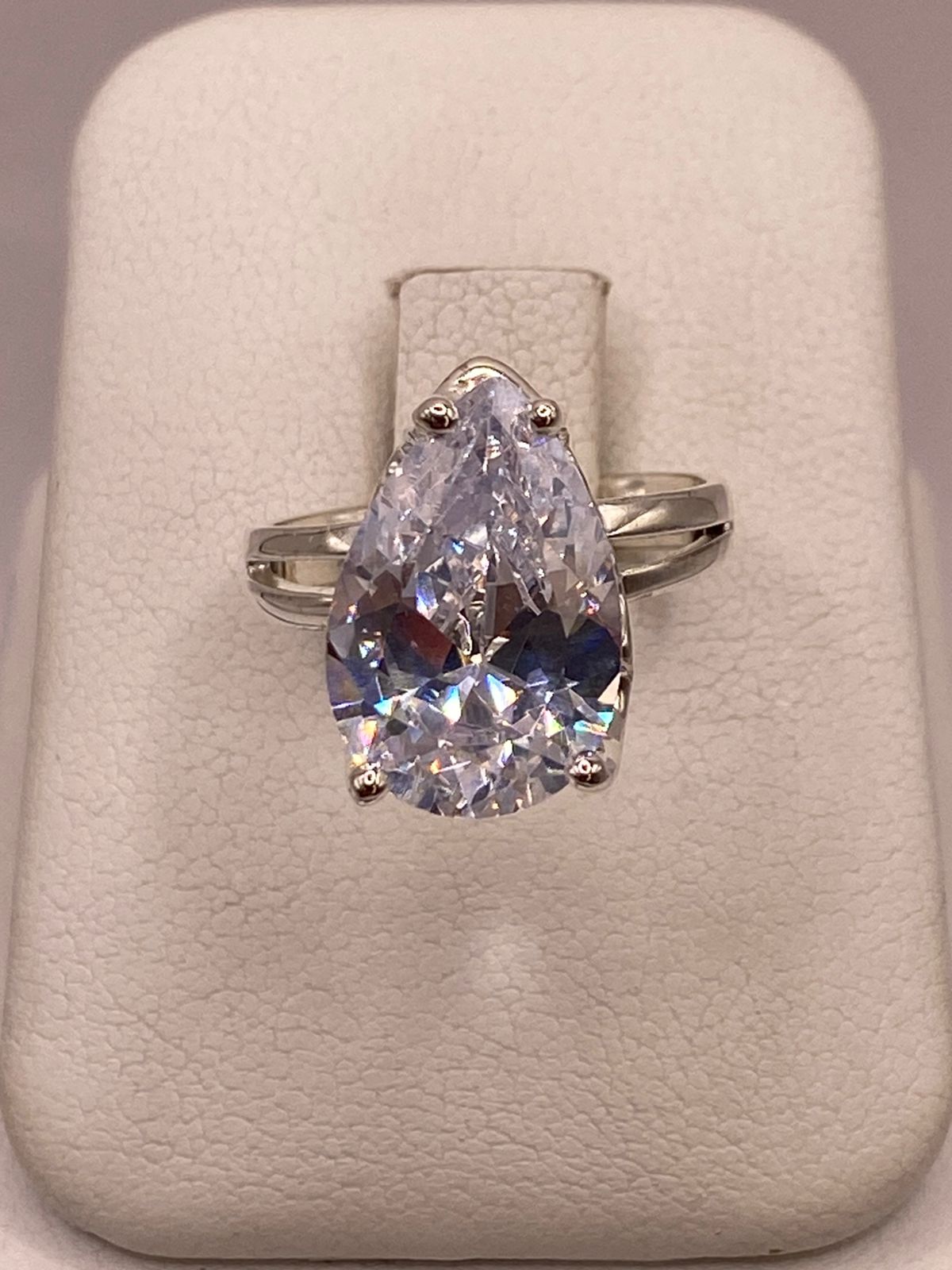 Anillo de Plata Ley 925 con Zirconia Blanca en Corte Gota