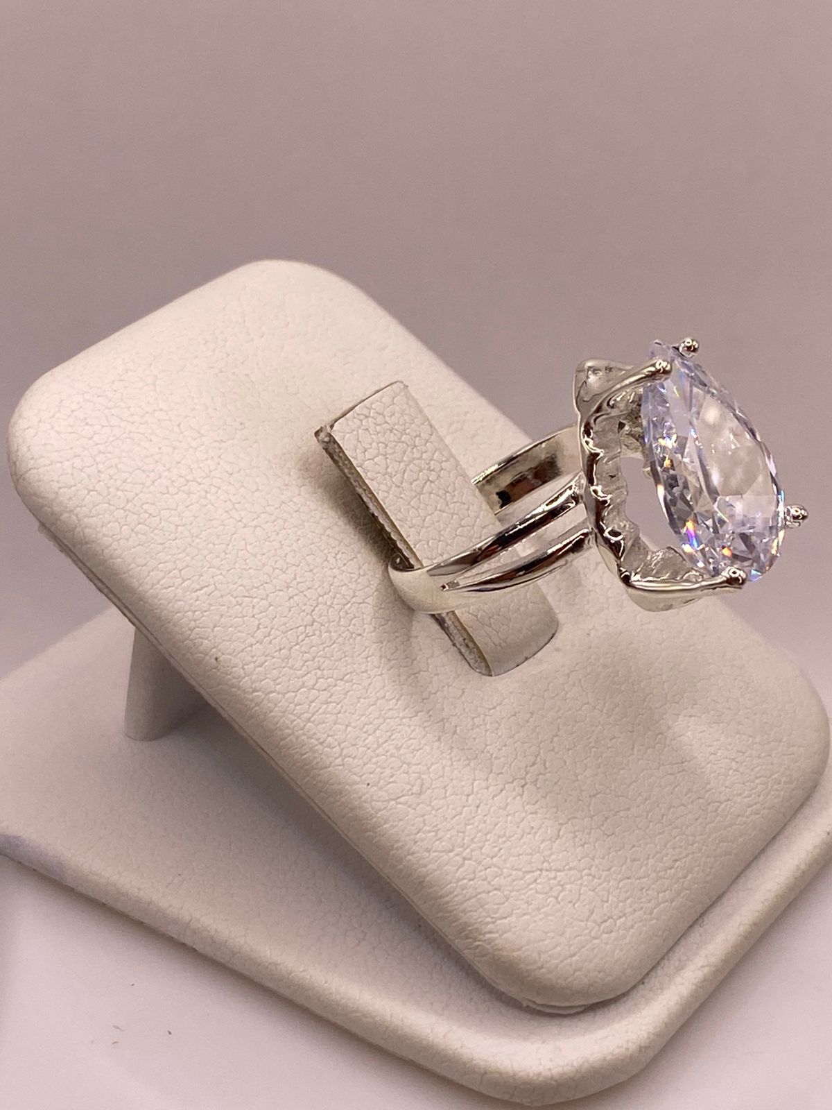 Anillo de Plata Ley 925 con Zirconia Blanca en Corte Gota