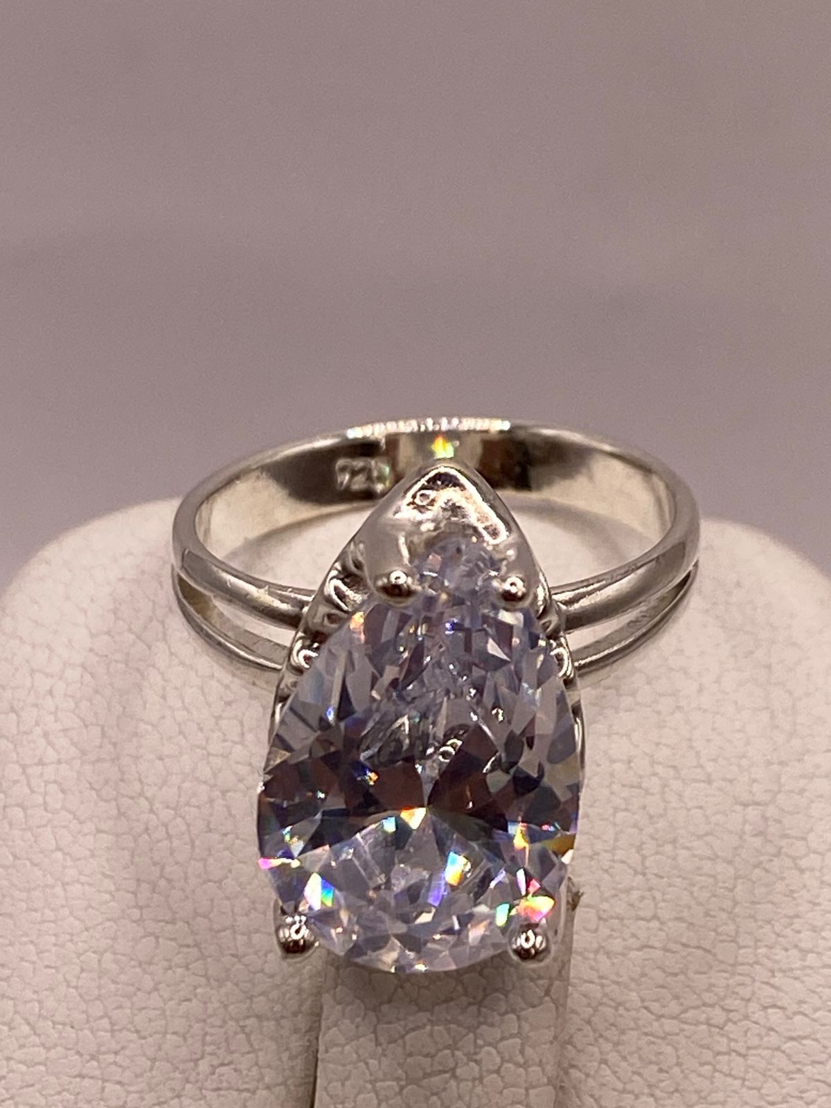 Anillo de Plata Ley 925 con Zirconia Blanca en Corte Gota