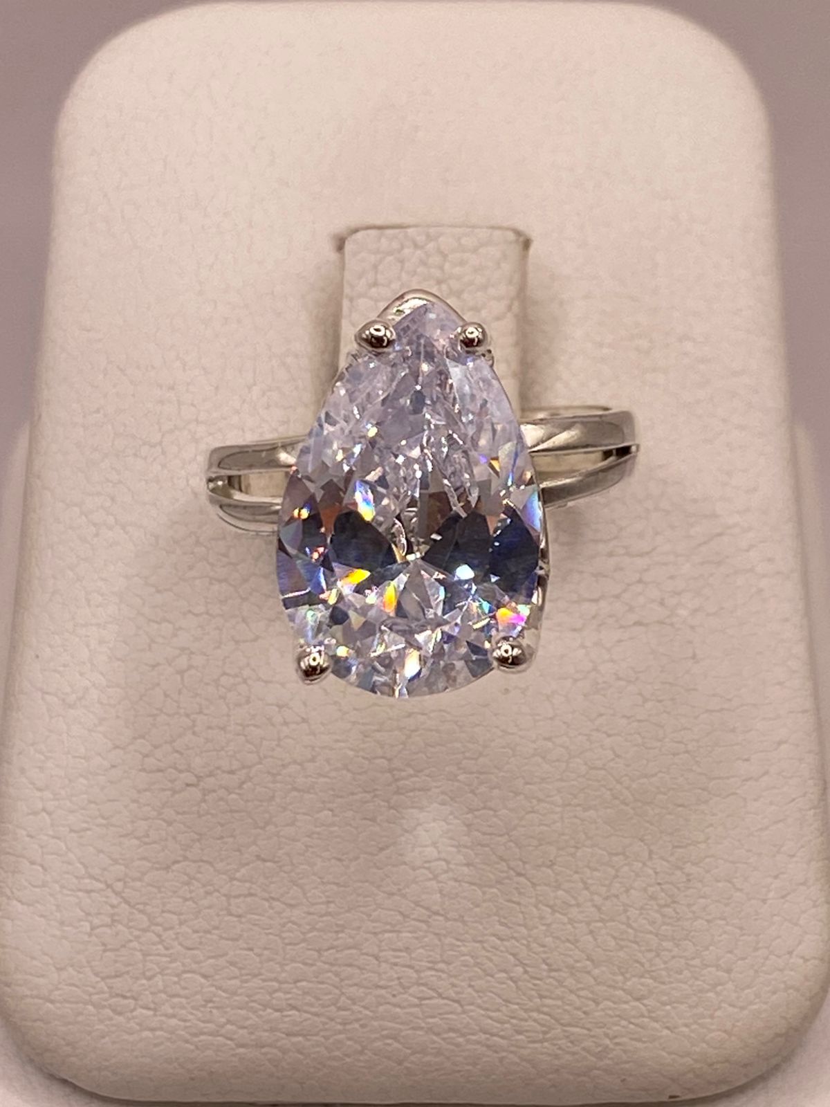Anillo de Plata Ley 925 con Zirconia Blanca en Corte Gota