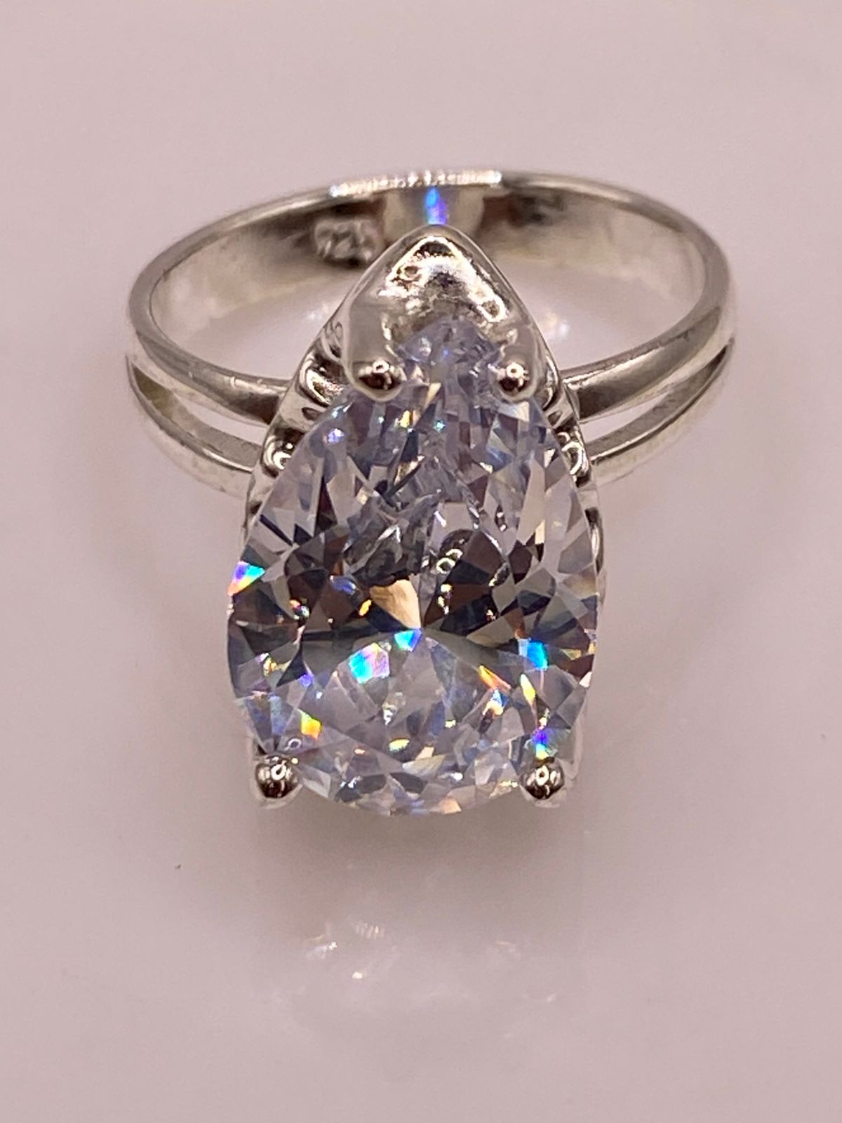 Anillo de Plata Ley 925 con Zirconia Blanca en Corte Gota