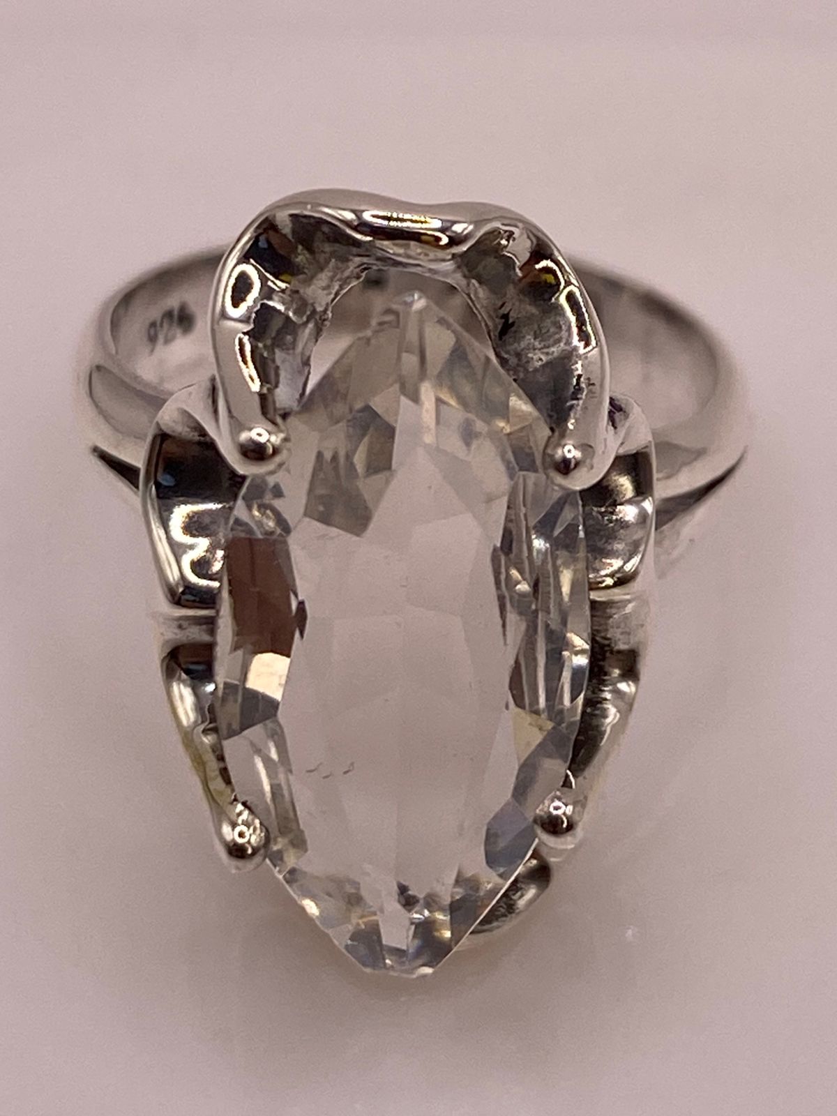 Anillo de Plata Ley 925 con Zirconia Blanca Facetada Tipo Navette