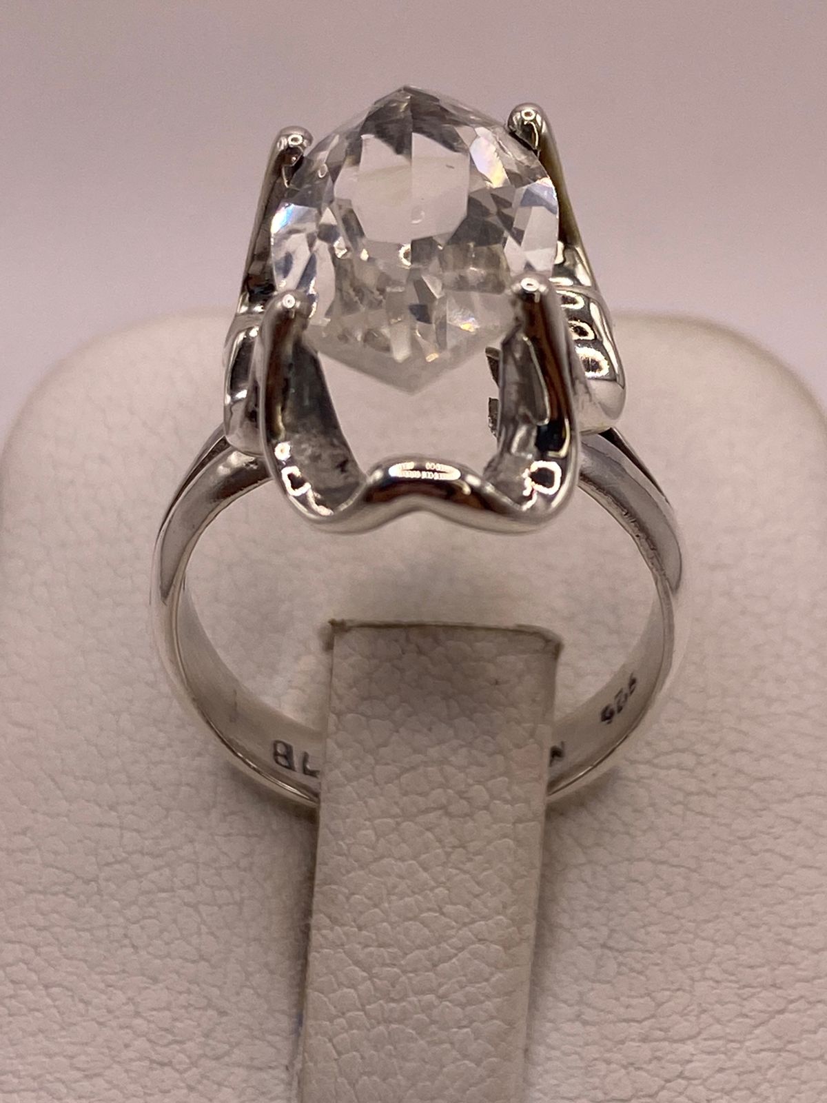 Anillo de Plata Ley 925 con Zirconia Blanca Facetada Tipo Navette