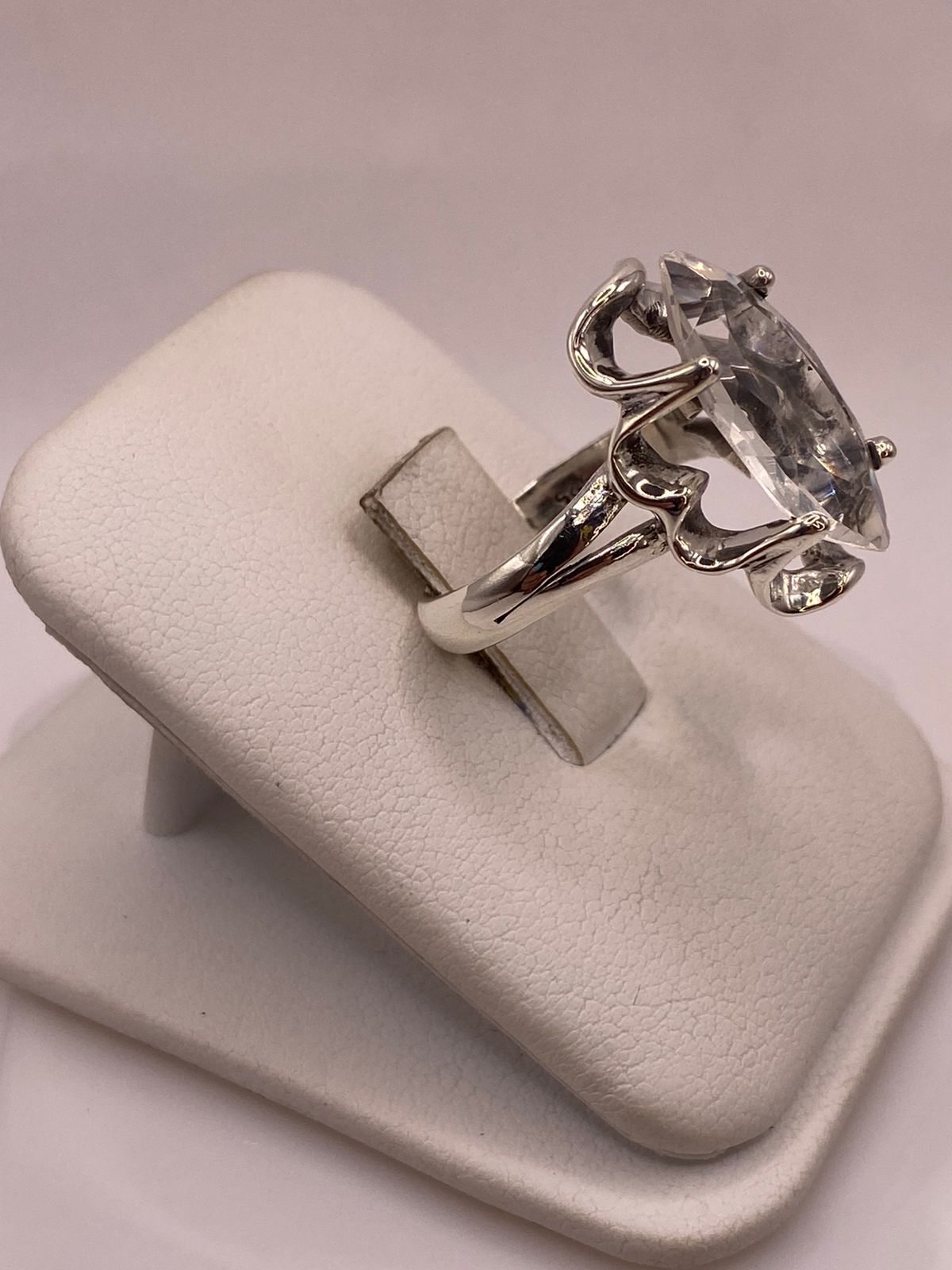 Anillo de Plata Ley 925 con Zirconia Blanca Facetada Tipo Navette