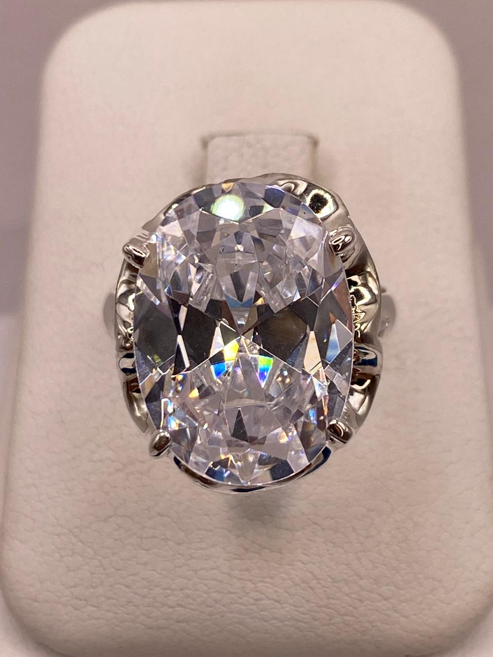 Anillo de Plata Ley 925 con Zirconia Blanca Ovalada
