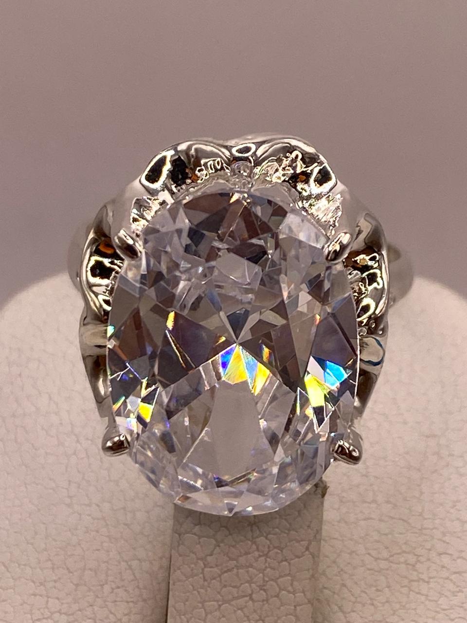 Anillo de Plata Ley 925 con Zirconia Blanca Ovalada