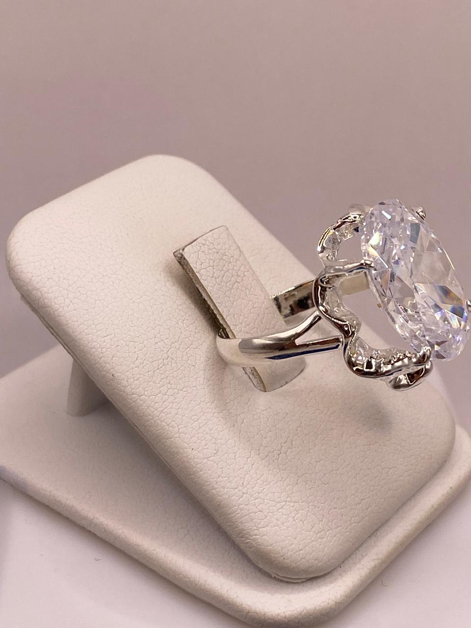 Anillo de Plata Ley 925 con Zirconia Blanca Ovalada
