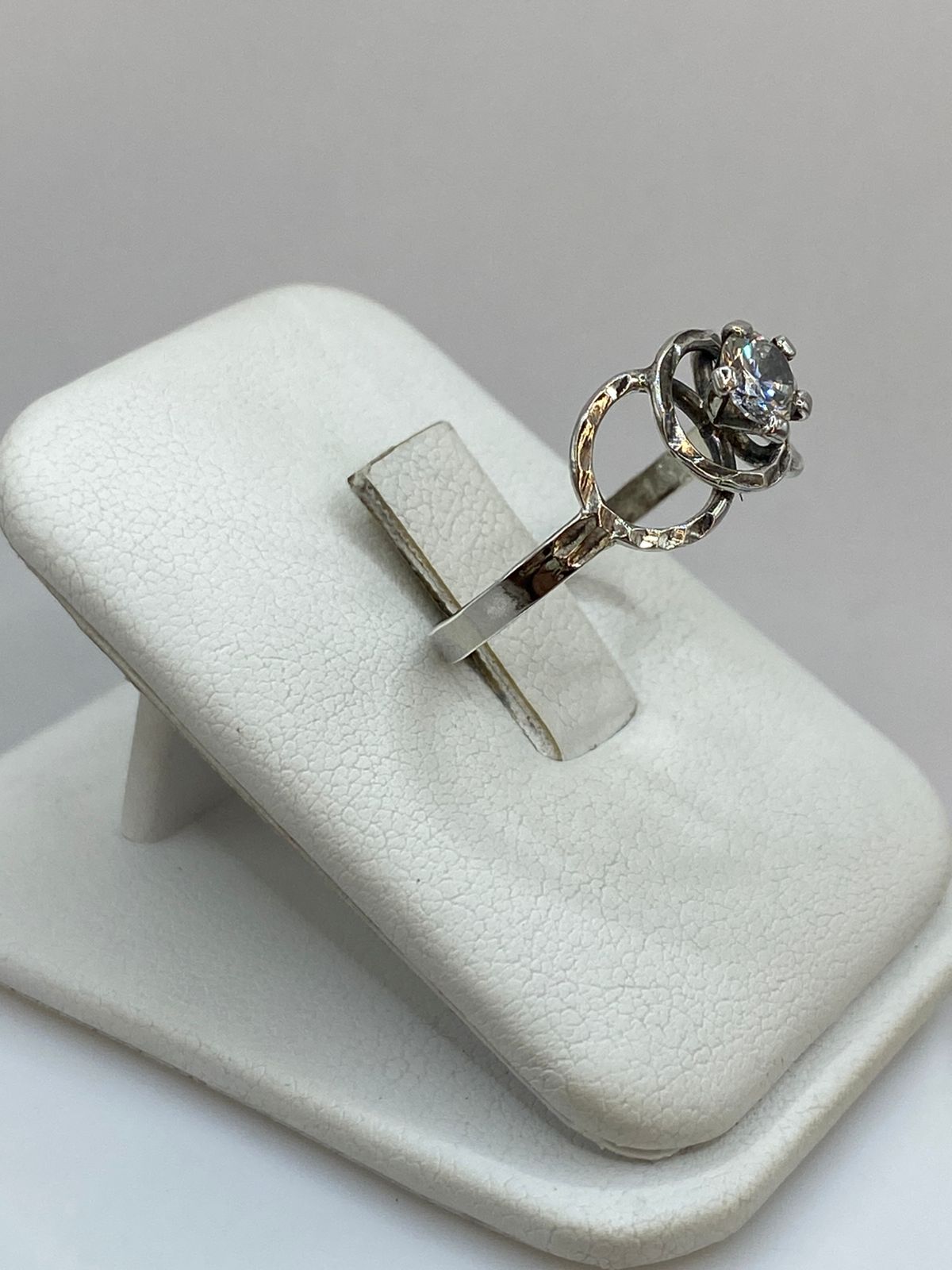 Anillo de Plata Ley 925 con Zirconia Central y Diseño de Círculos Entrelazados