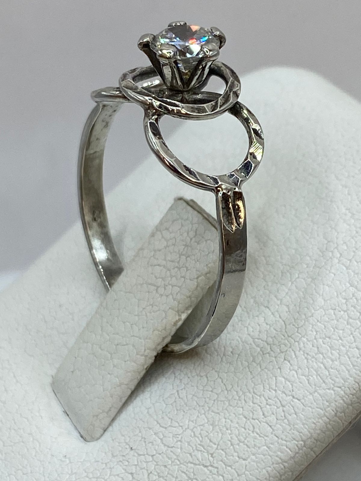Anillo de Plata Ley 925 con Zirconia Central y Diseño de Círculos Entrelazados