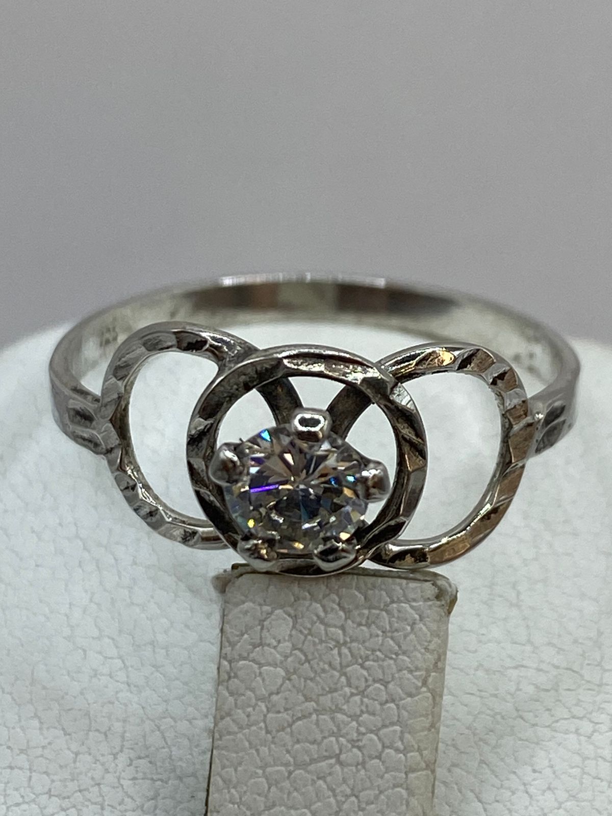 Anillo de Plata Ley 925 con Zirconia Central y Diseño de Círculos Entrelazados