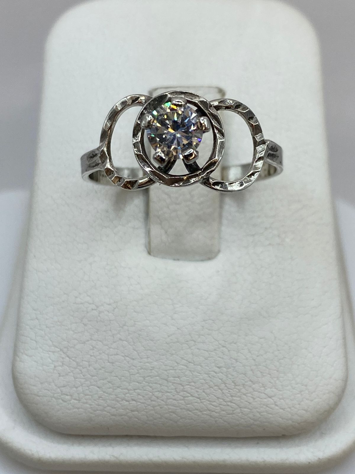 Anillo de Plata Ley 925 con Zirconia Central y Diseño de Círculos Entrelazados