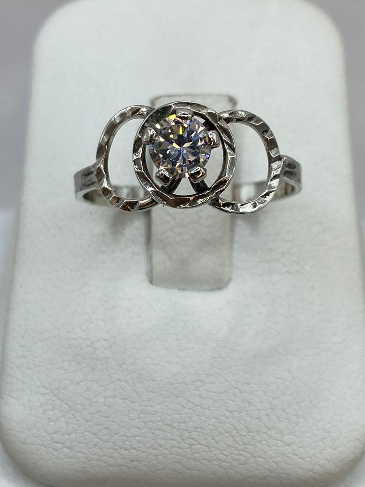 Anillo de Plata Ley 925 con Zirconia Central y Diseño de Círculos Entrelazados