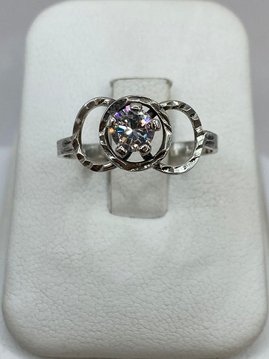 ANILLO DE PLATA LEY 925 CON ZIRCONIA CENTRAL Y DISEÑO DE CÍRCULOS ENTRELAZADOS