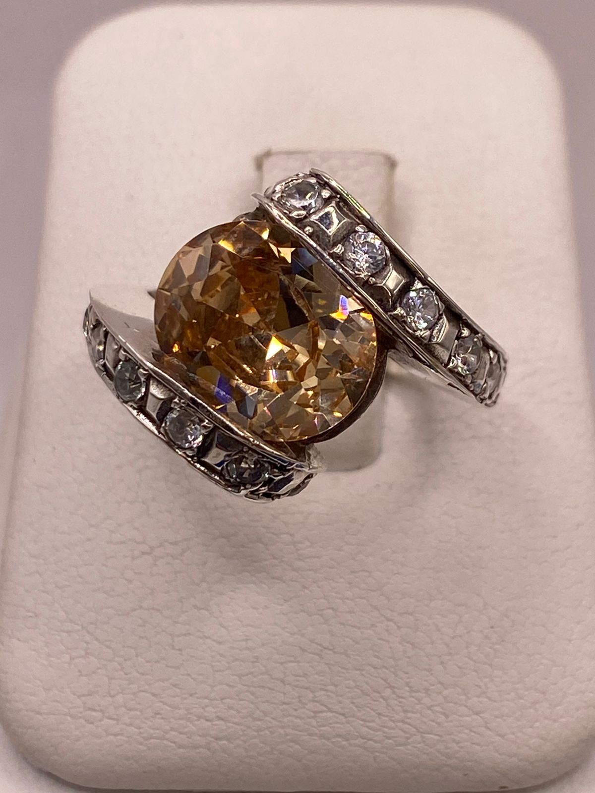 Anillo de Plata Ley 925 con Zirconia Color Champagne y Zirconias Blancas