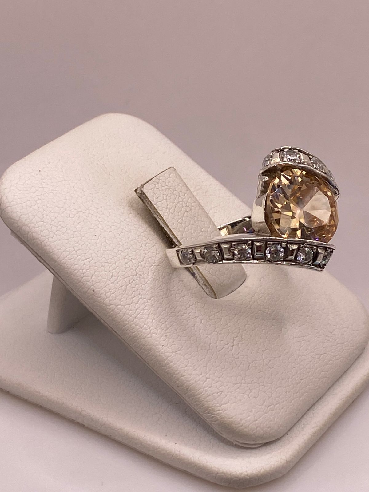 Anillo de Plata Ley 925 con Zirconia Color Champagne y Zirconias Blancas
