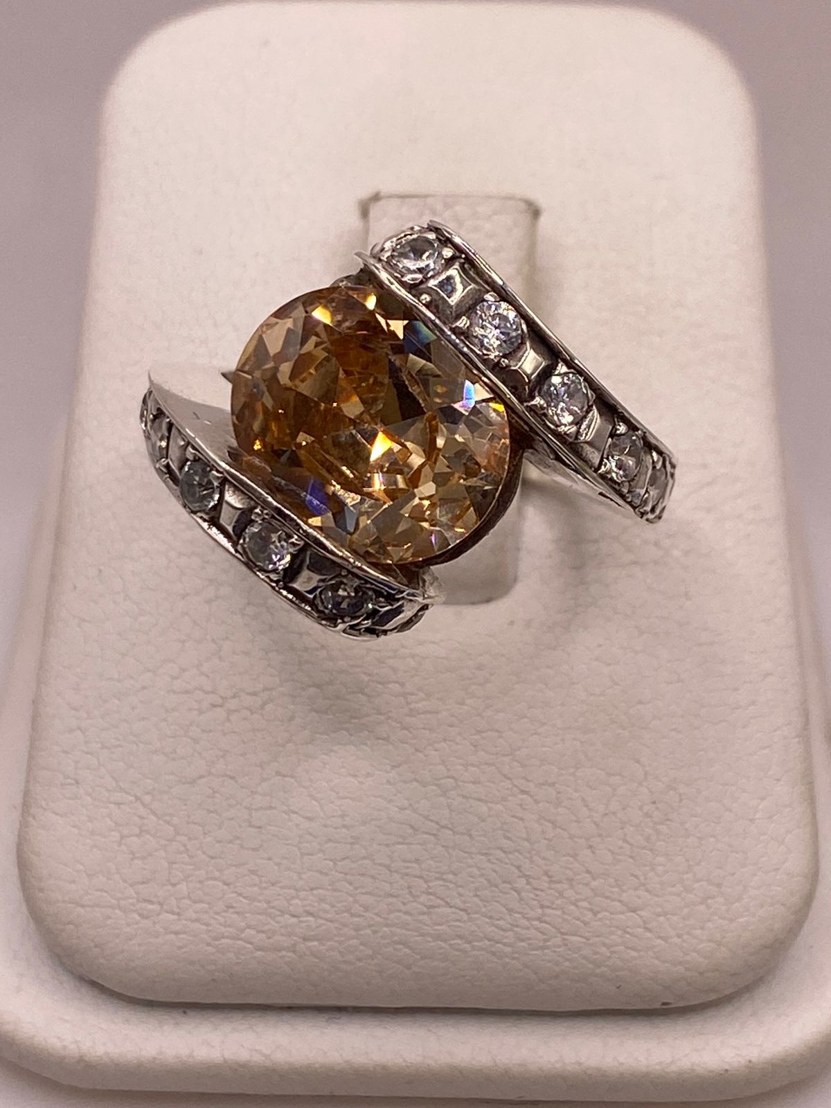 Anillo de Plata Ley 925 con Zirconia Color Champagne y Zirconias Blancas