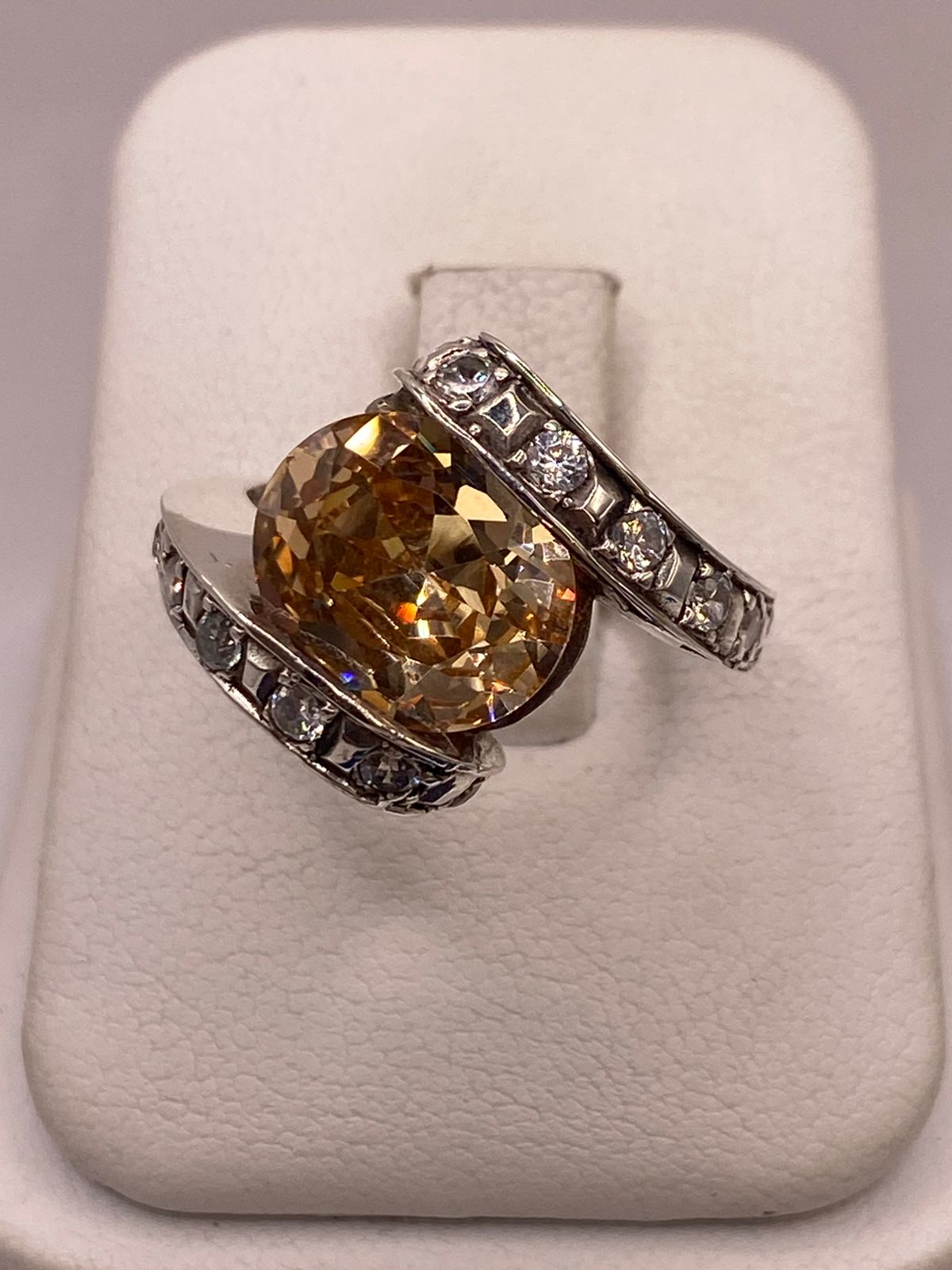 Anillo de Plata Ley 925 con Zirconia Color Champagne y Zirconias Blancas