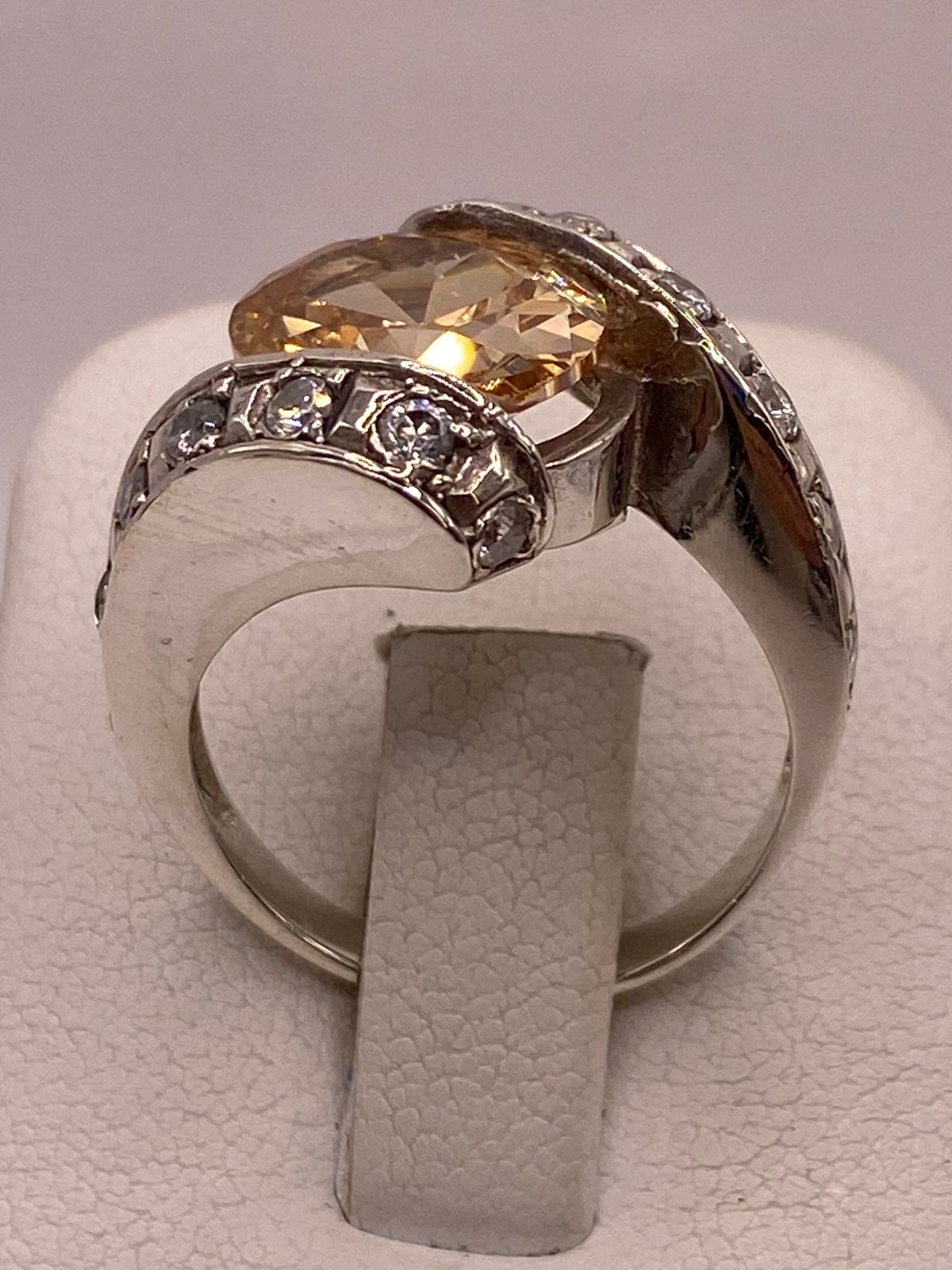 Anillo de Plata Ley 925 con Zirconia Color Champagne y Zirconias Blancas