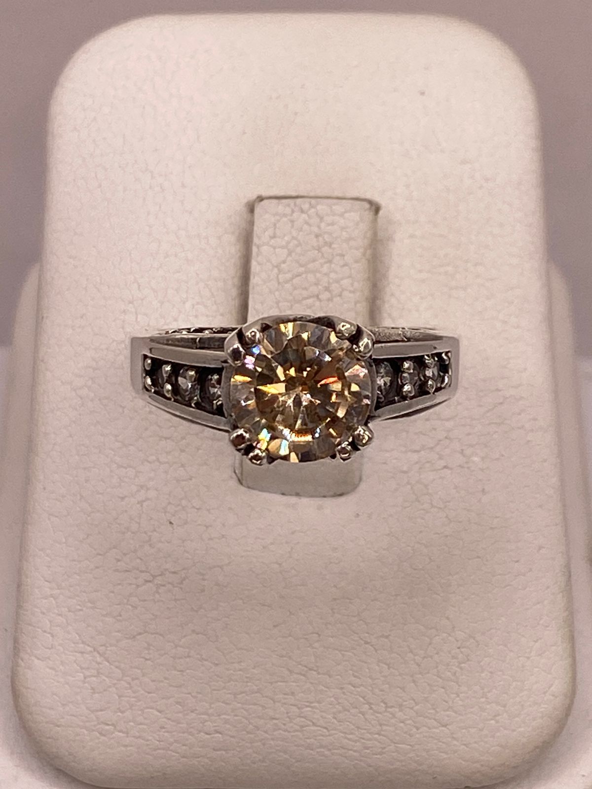Anillo de Plata Ley 925 con Zirconia Color Champagne y Zirconias Blancas