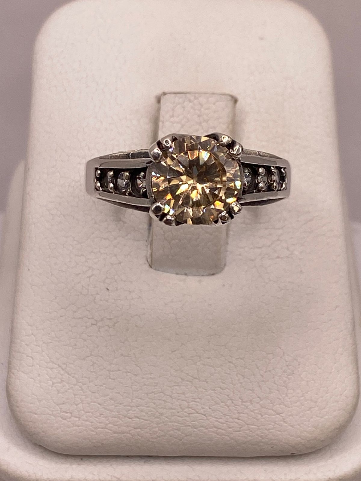 Anillo de Plata Ley 925 con Zirconia Color Champagne y Zirconias Blancas