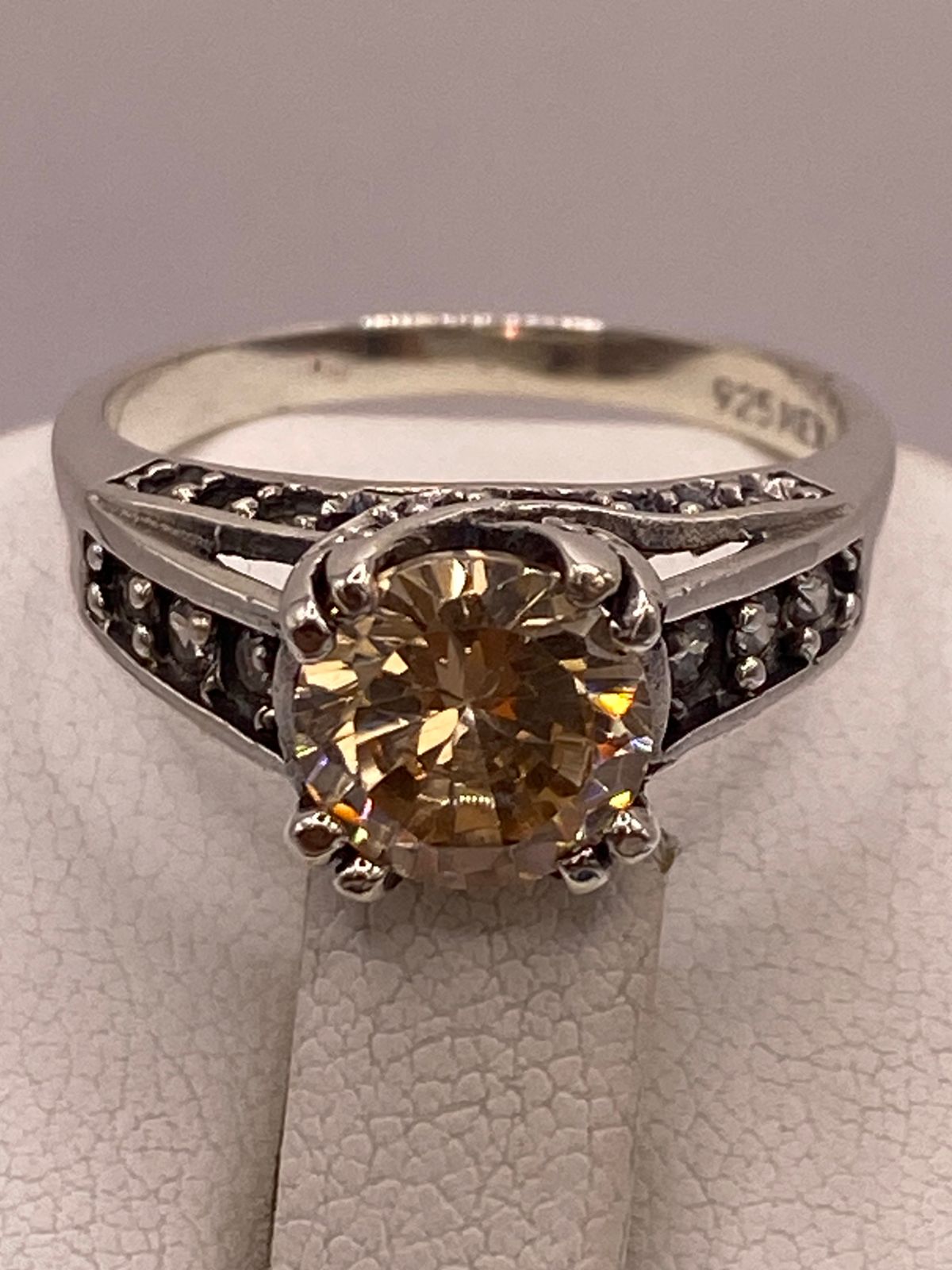 Anillo de Plata Ley 925 con Zirconia Color Champagne y Zirconias Blancas