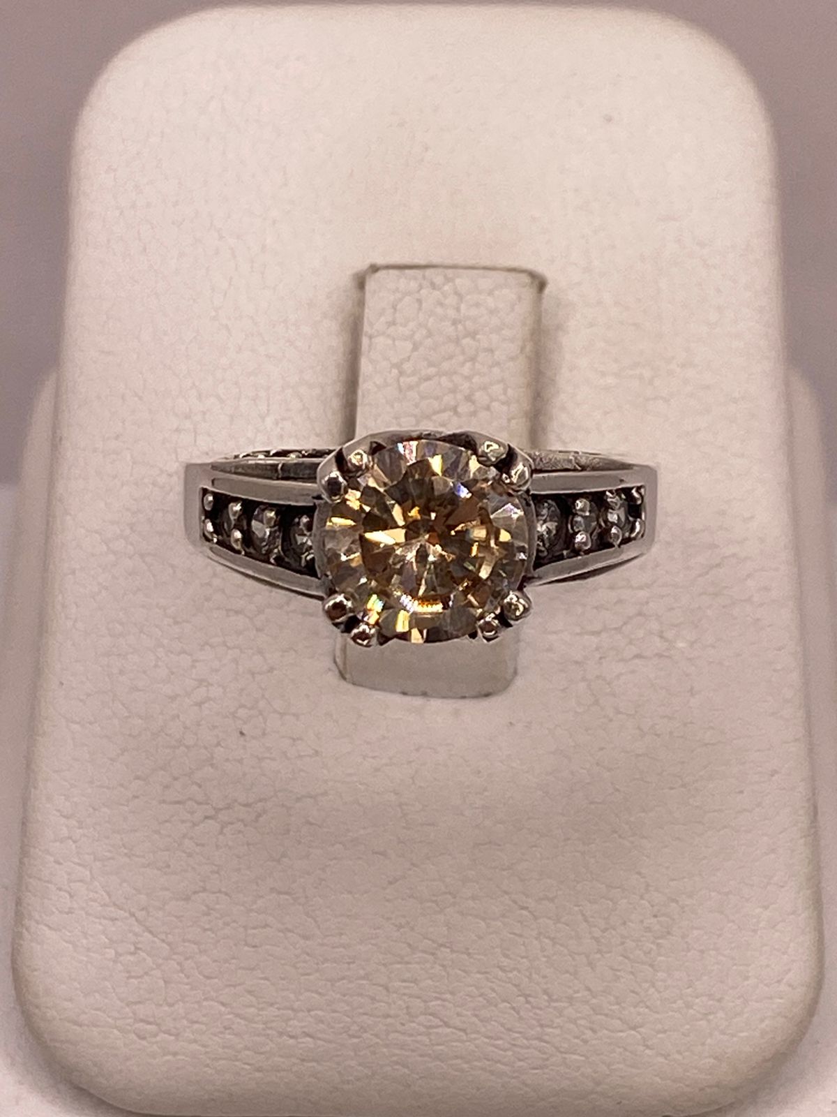 Anillo de Plata Ley 925 con Zirconia Color Champagne y Zirconias Blancas