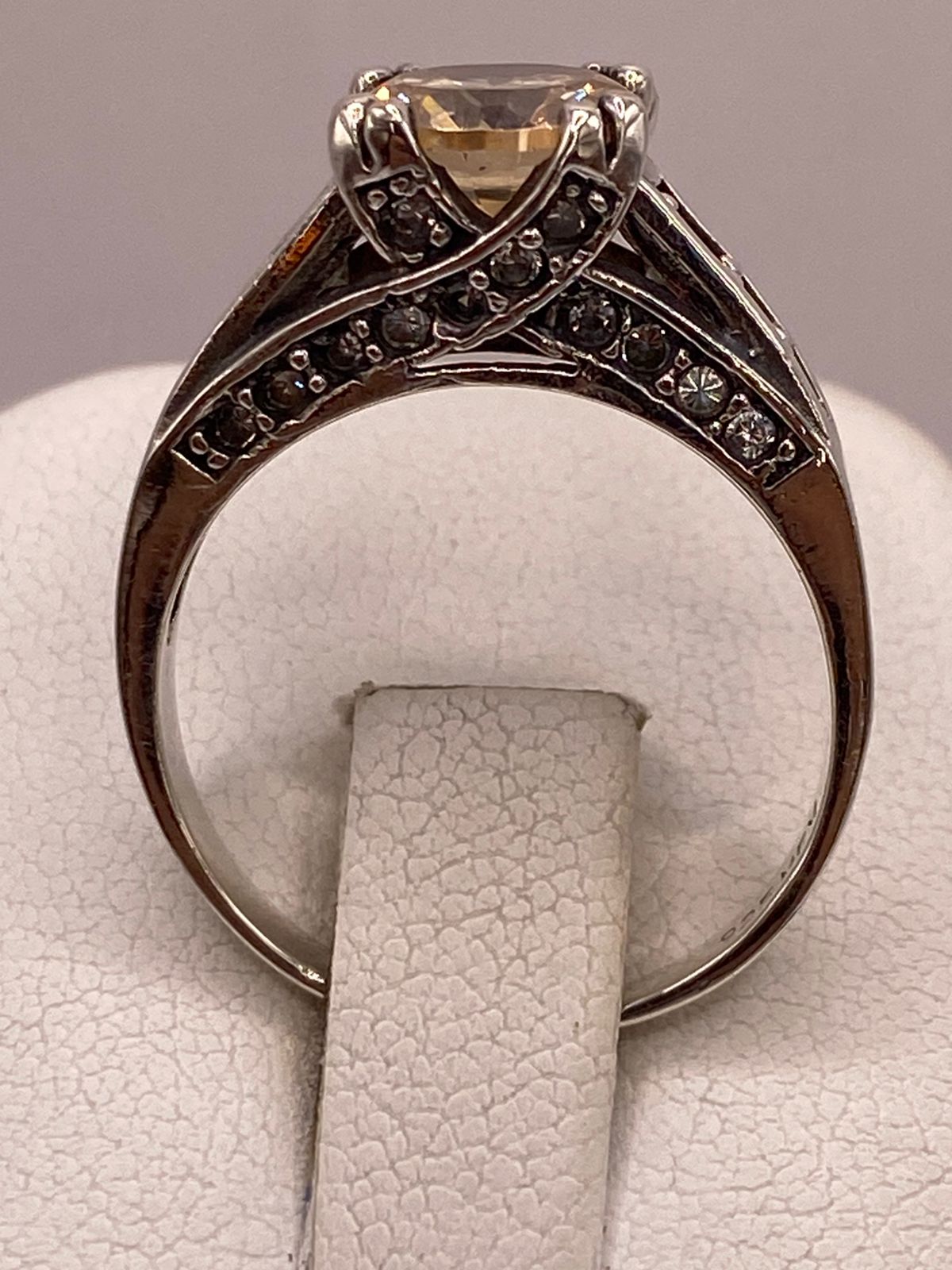 Anillo de Plata Ley 925 con Zirconia Color Champagne y Zirconias Blancas