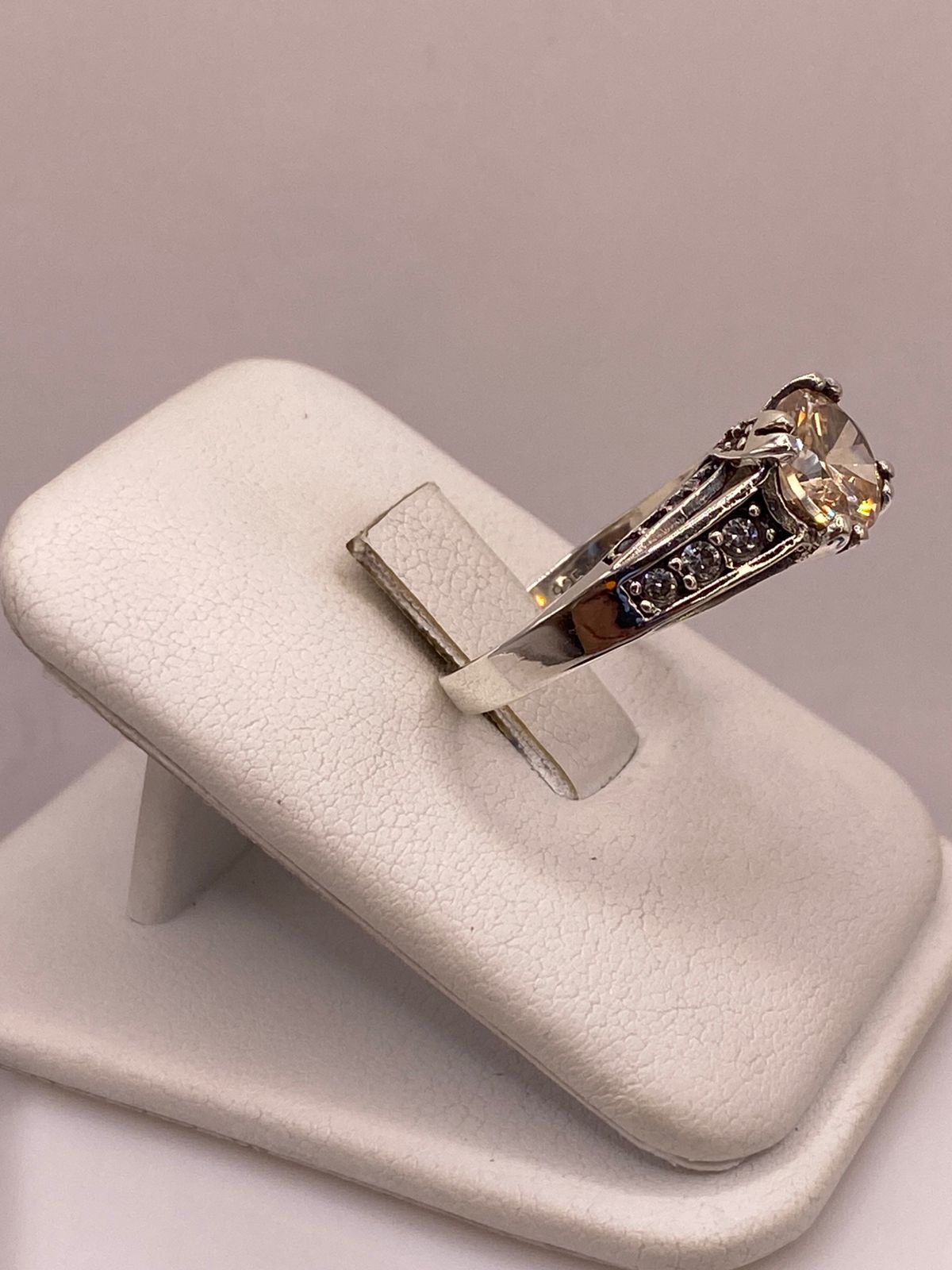 Anillo de Plata Ley 925 con Zirconia Color Champagne y Zirconias Blancas