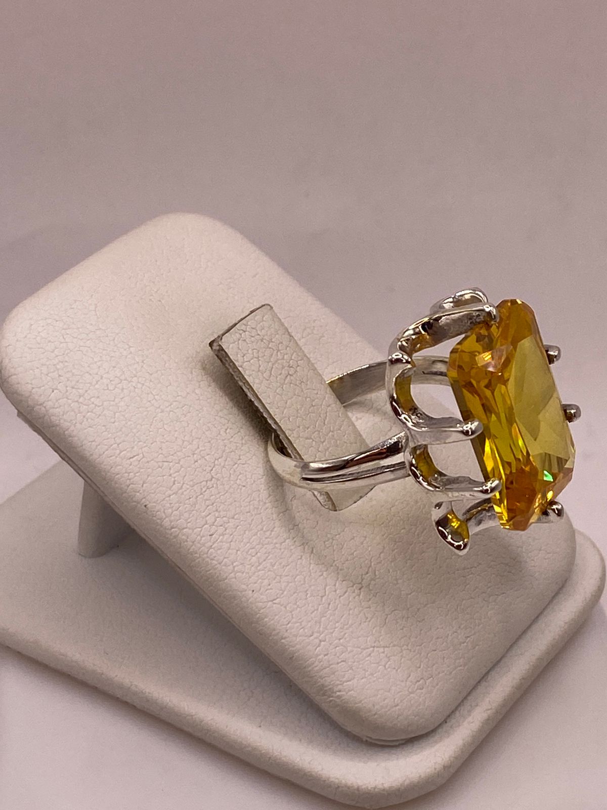 Anillo de Plata Ley 925 con Zirconia Color Citrino Rectangular