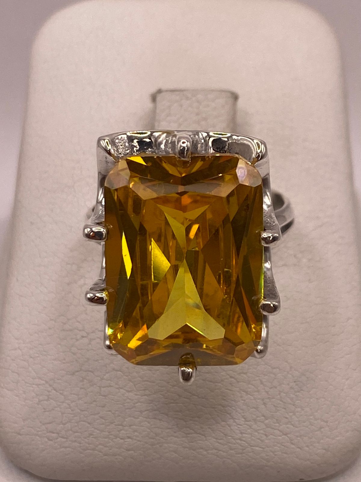 Anillo de Plata Ley 925 con Zirconia Color Citrino Rectangular